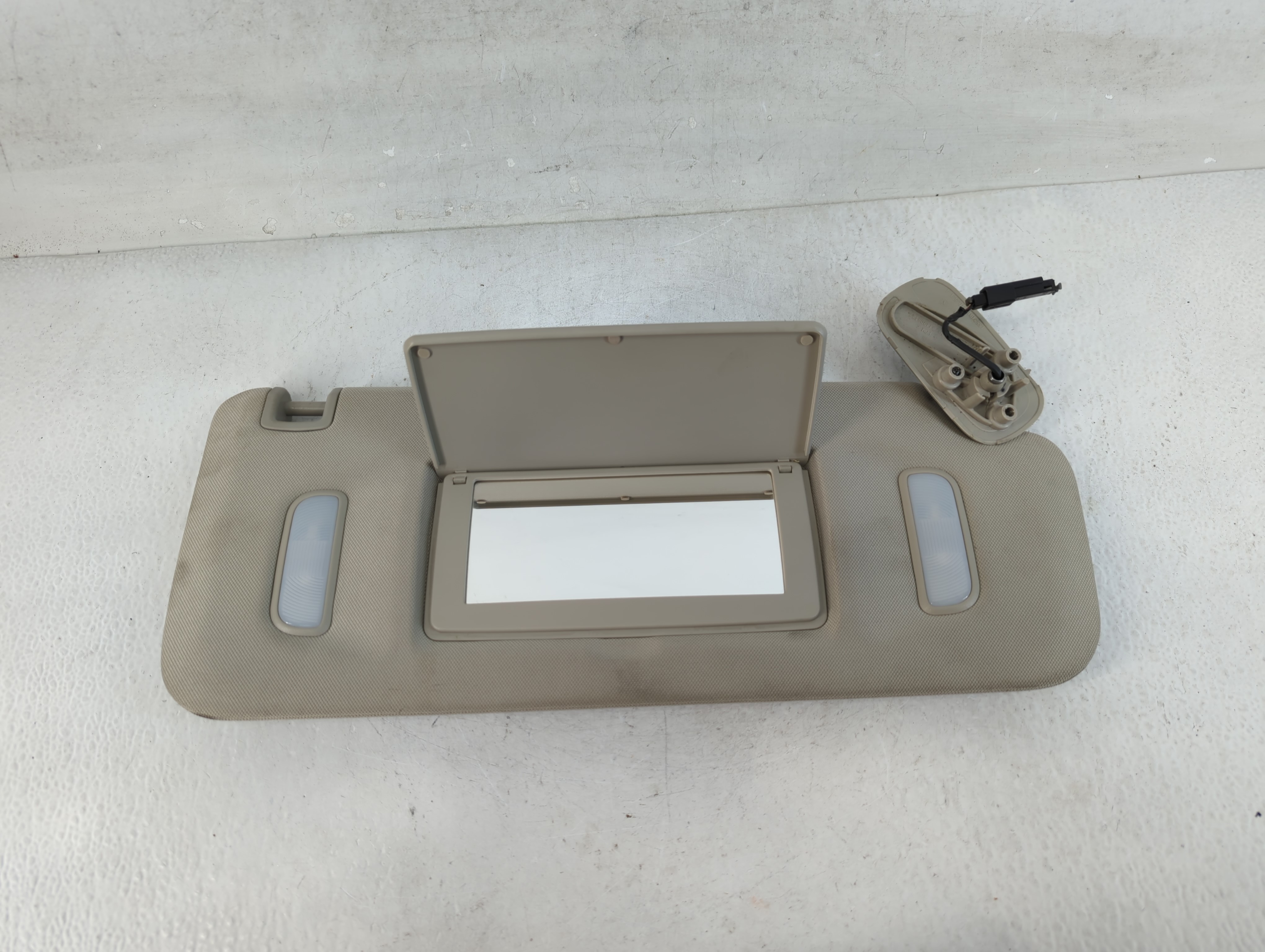 2007-2014 Chevrolet Tahoe Passenger Sun Visor Mirror Right Sunvisor Beige 828009 - Oemusedautoparts1.com