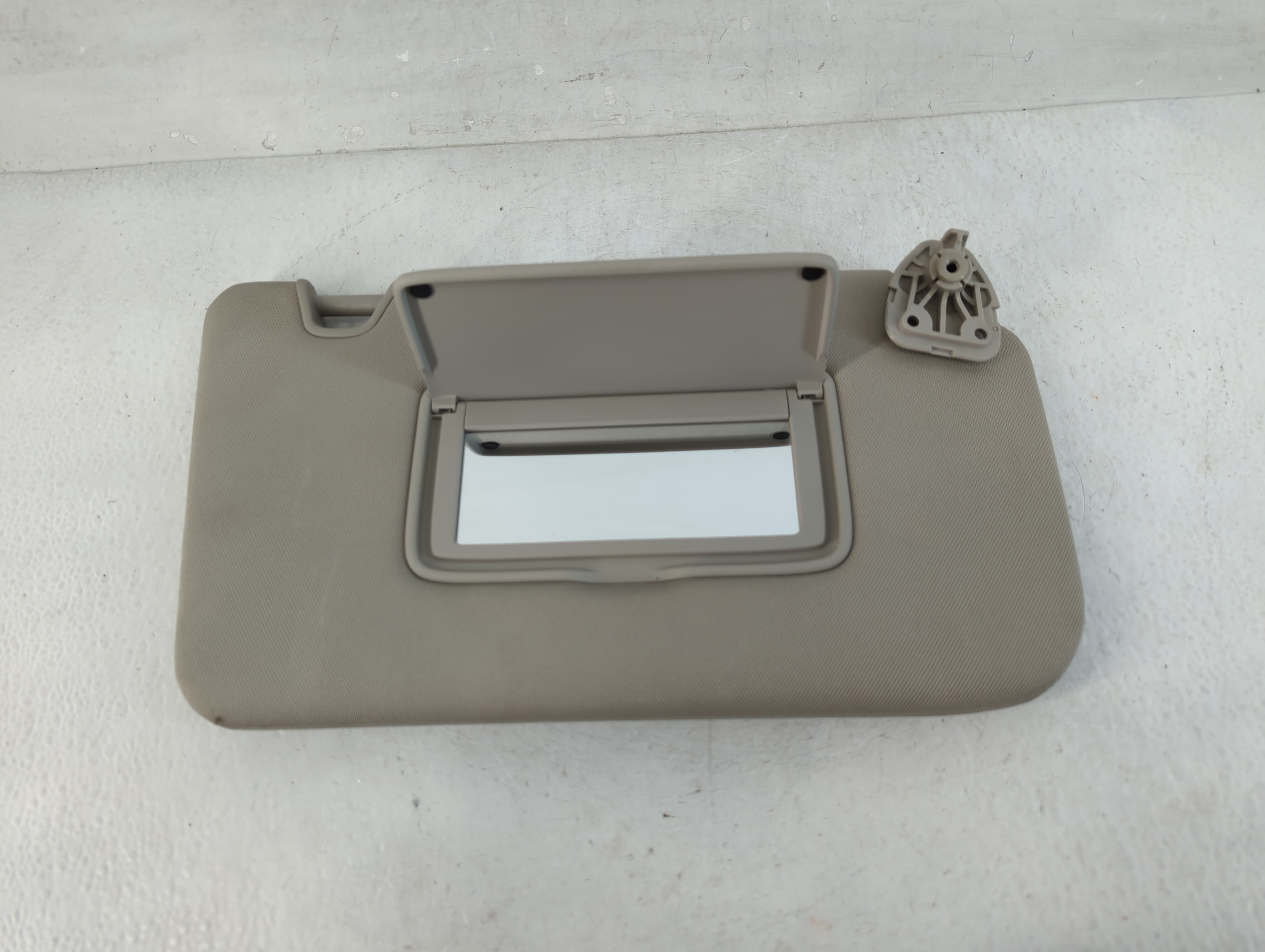 2018-2020 Nissan Rogue Passenger Sun Visor Mirror Right Sunvisor Grey 828015 - Oemusedautoparts1.com