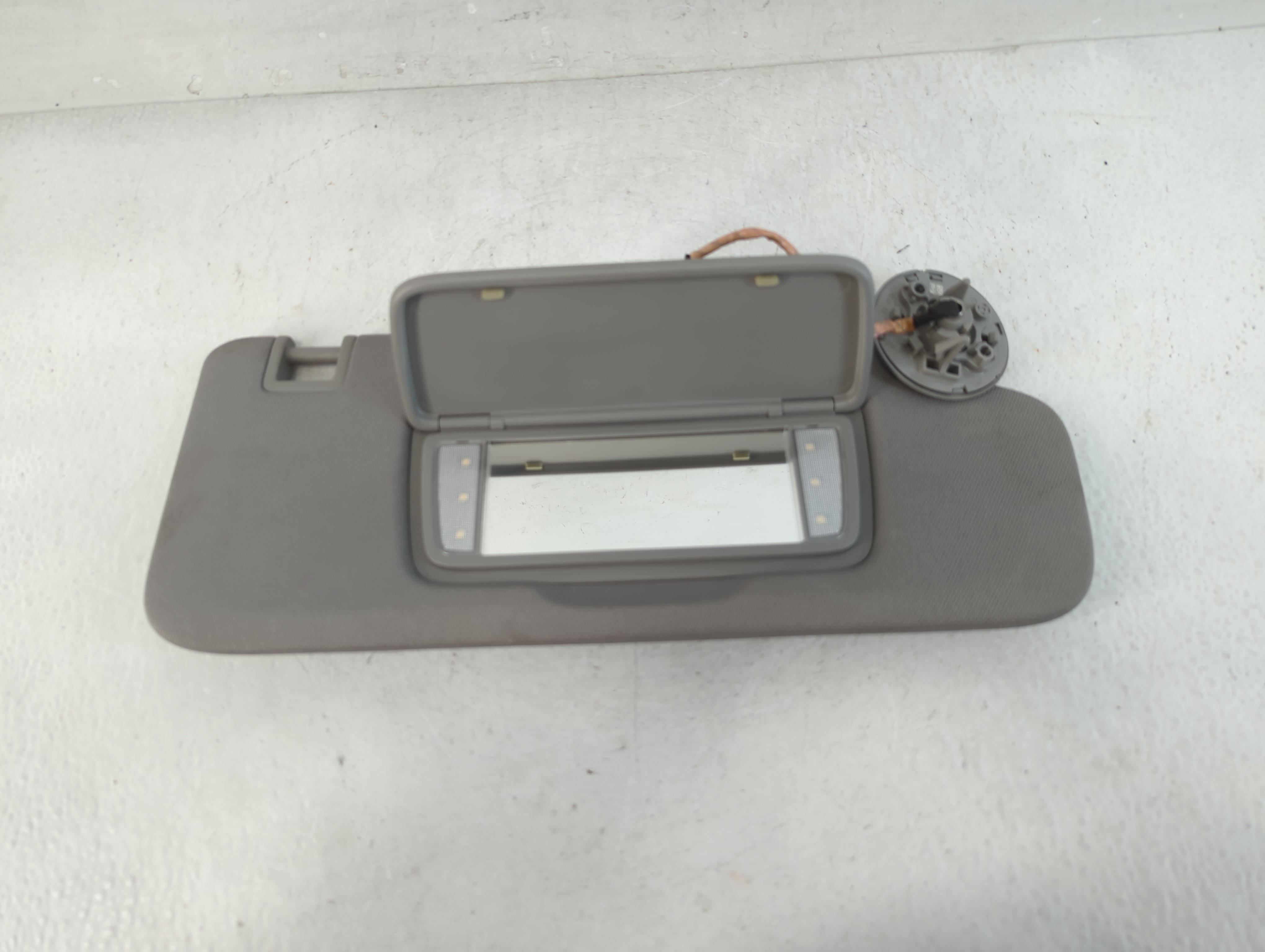 2018-2019 Chevrolet Equinox Passenger Sun Visor Mirror Right Sunvisor 828236 - Oemusedautoparts1.com
