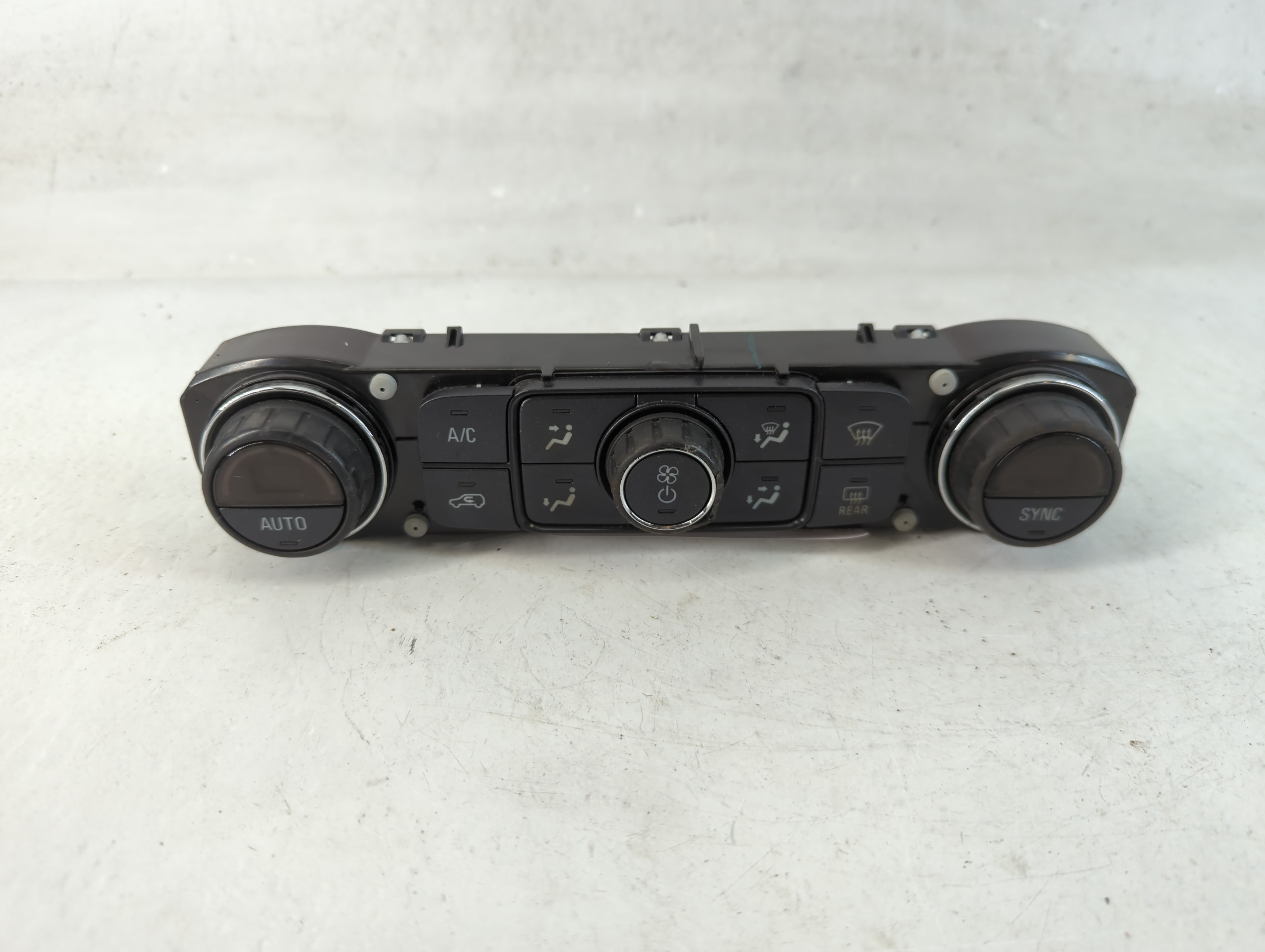 2014-2019 Chevrolet Silverado 1500 Ac Heater Climate Control 2386614 829326 - Oemusedautoparts1.com