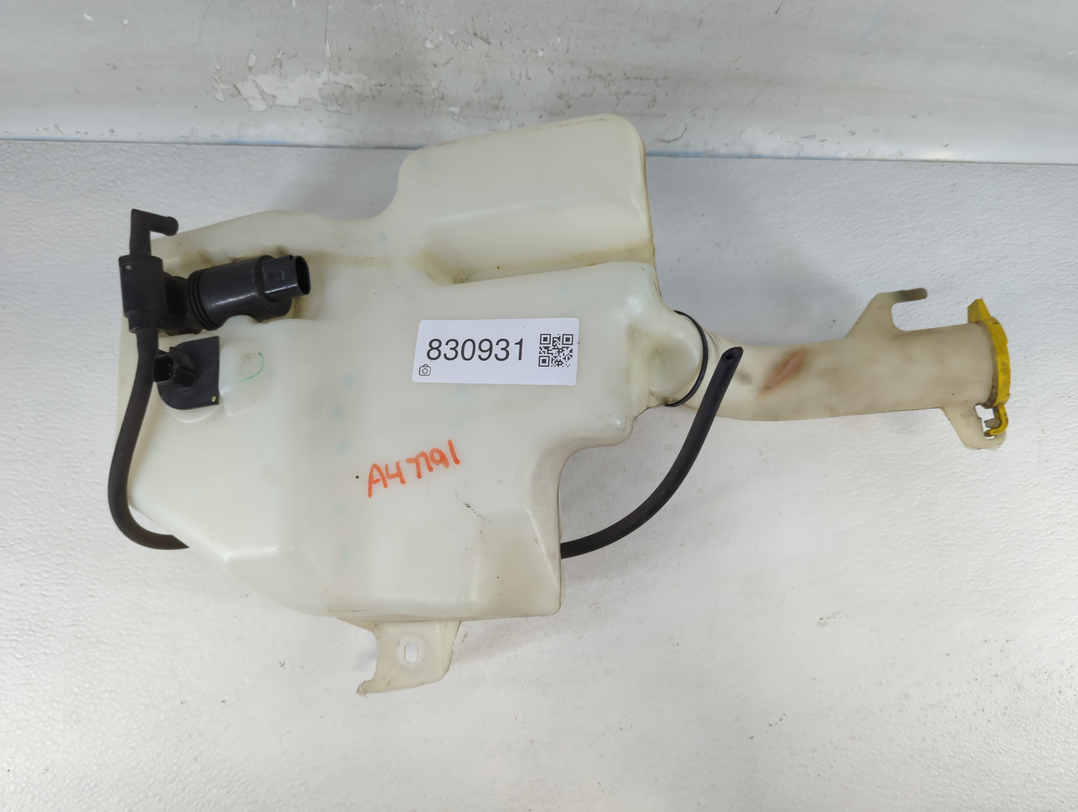 Picture of Dodge Caravan Windshield Washer Fluid Reservoir Bottle Oem 830931