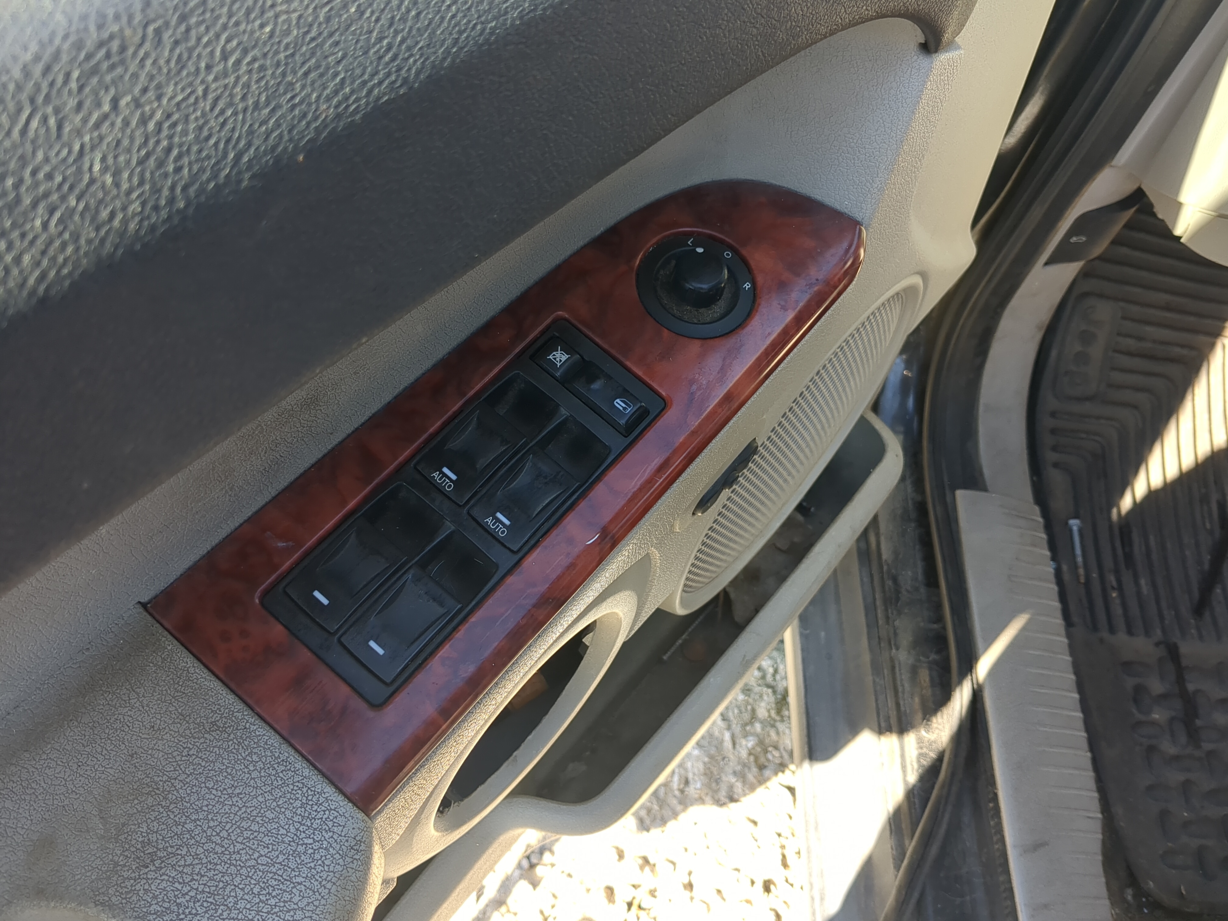 2006-2010 Jeep Commander Driver Left Door Master Power Window Switch 831471 - Oemusedautoparts1.com