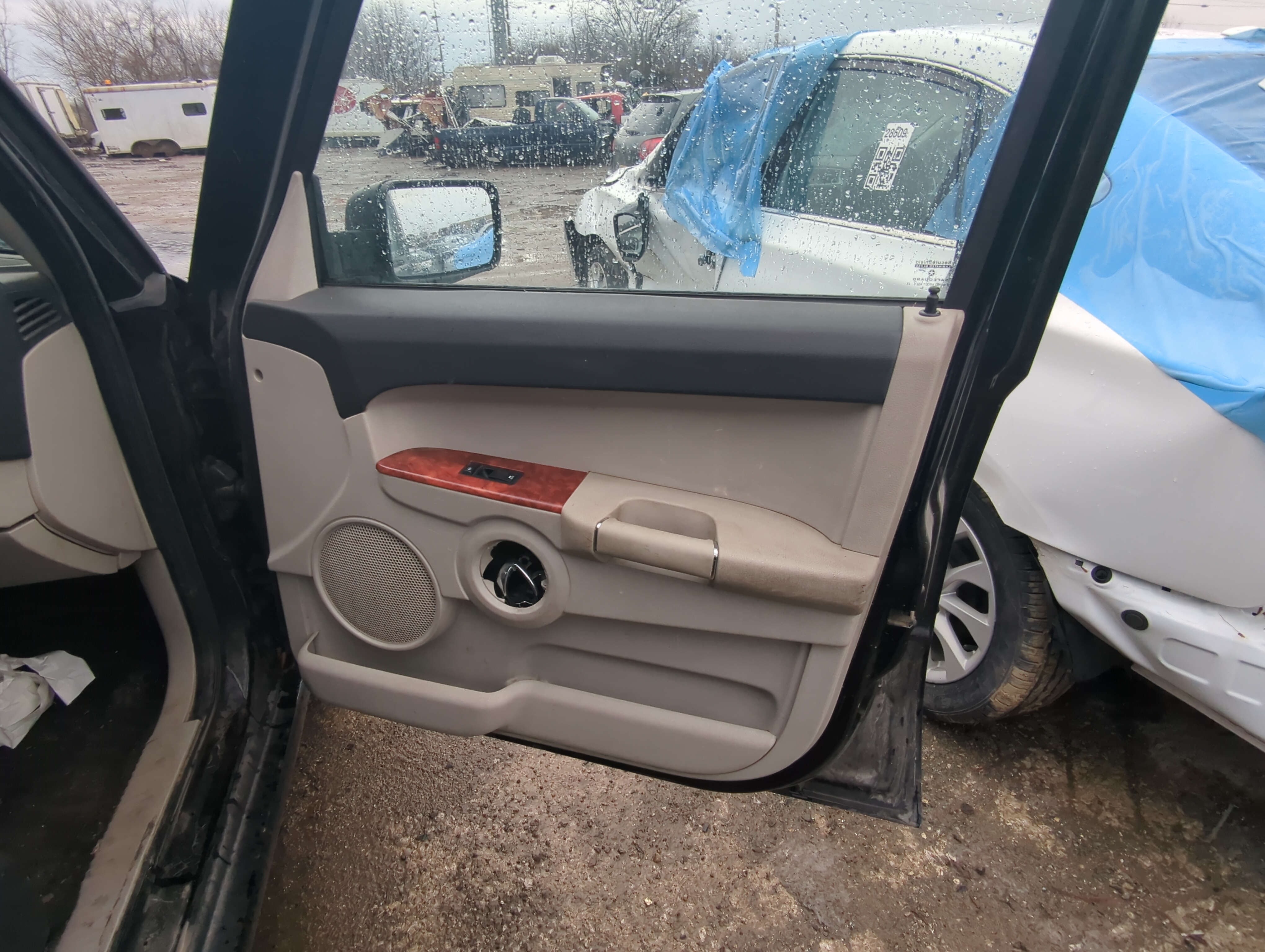 Picture of 2006 Jeep Commander Front Right Passenger Interior Door Panel Trim 831589