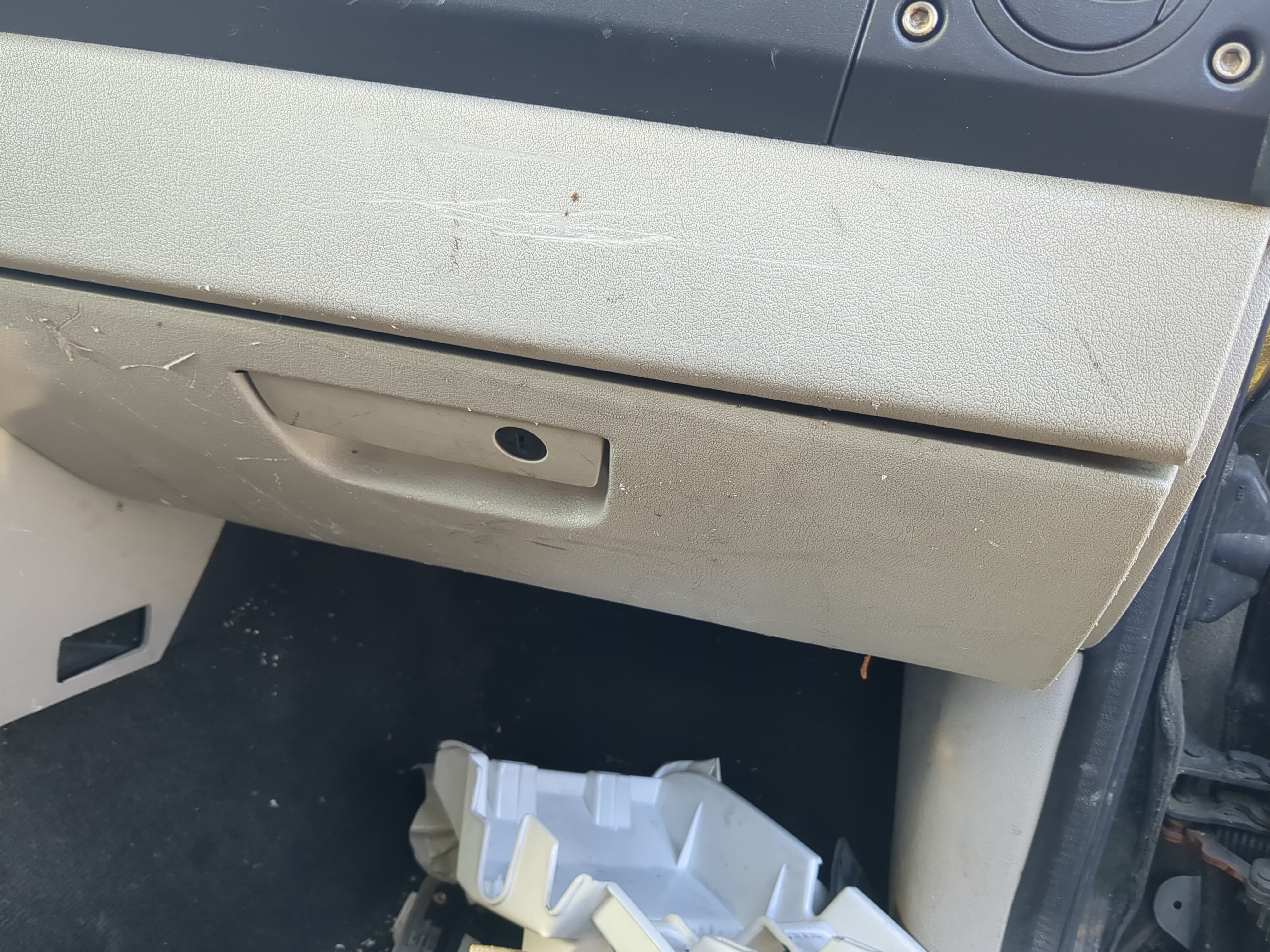 2006 Jeep Commander Passenger Glove Box Door Storage Compartment 831591 - Oemusedautoparts1.com