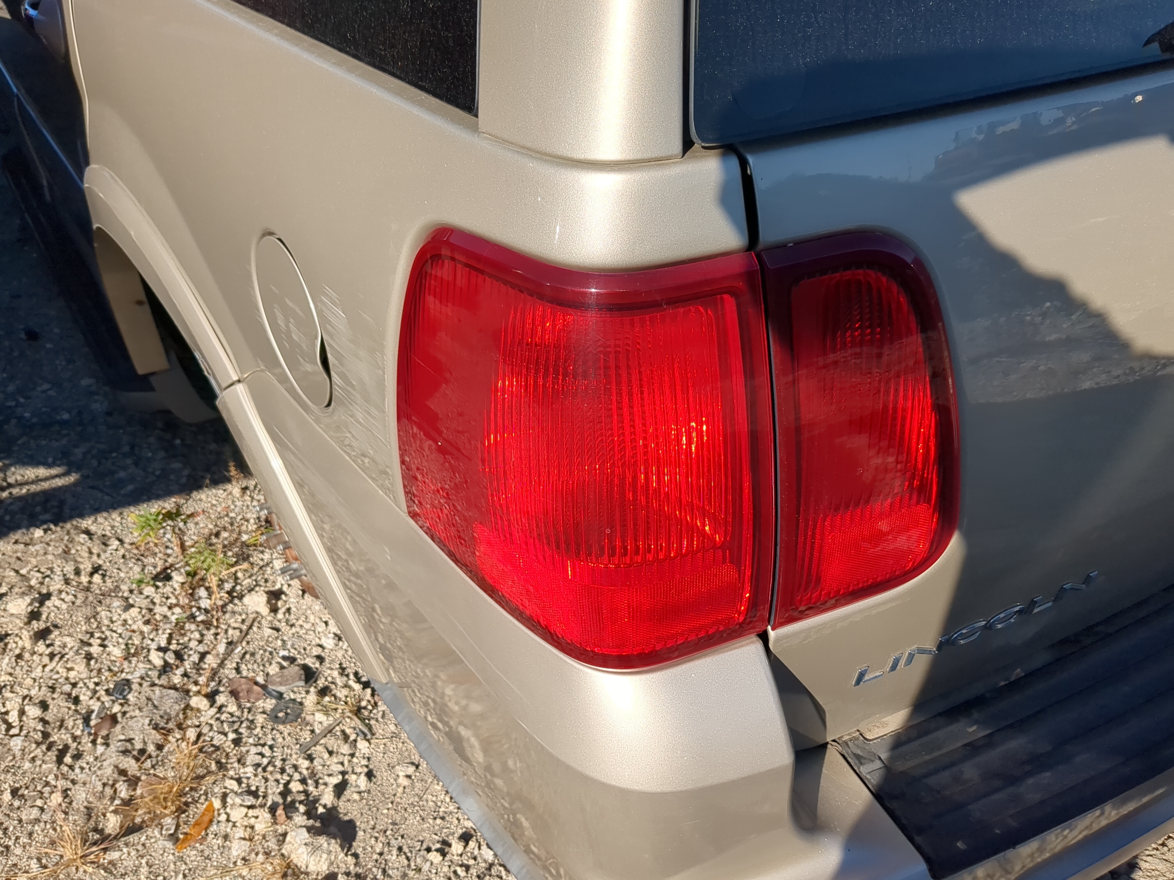 Picture of 2004 Lincoln Navigator Driver Left Side Tail Light Taillight Oem 832084