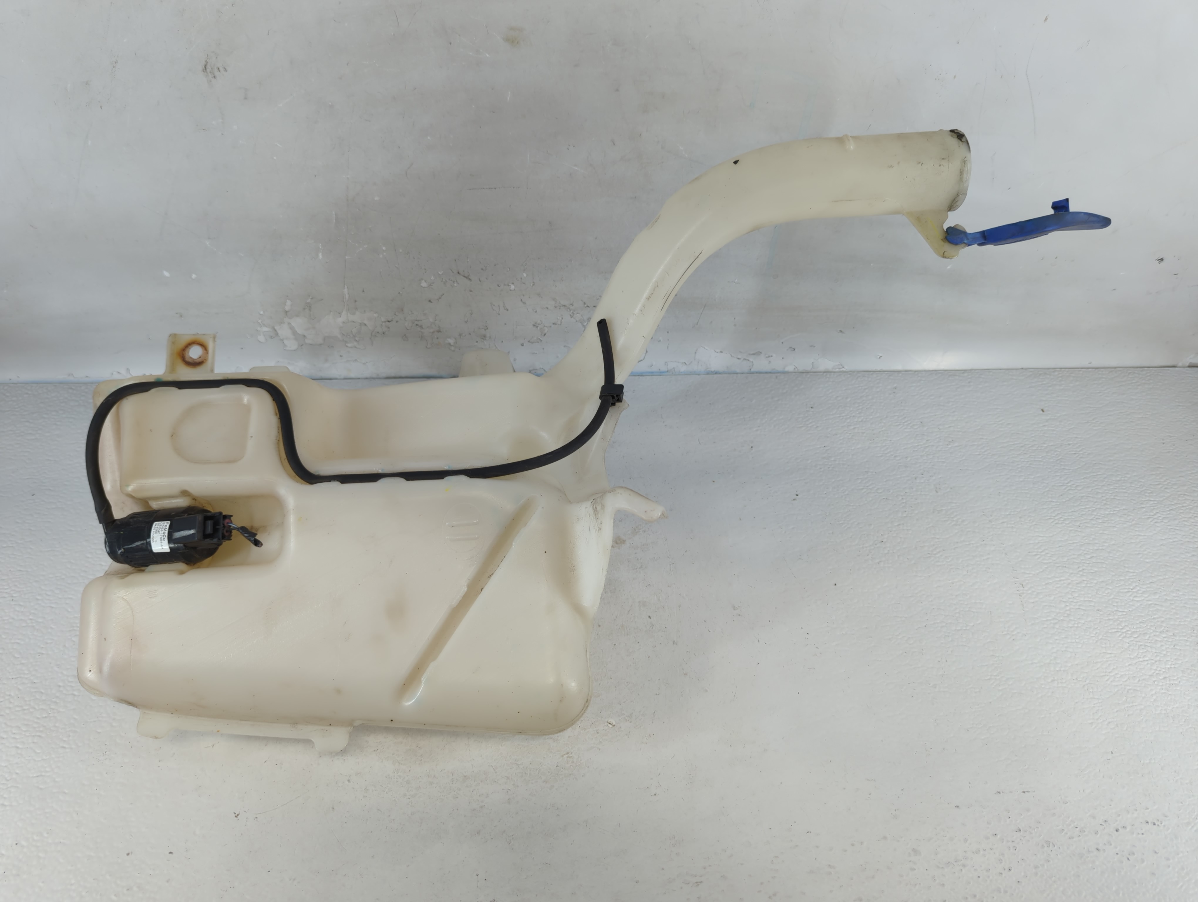 2013-2014 Ford Fusion Windshield Washer Fluid Reservoir Bottle Oem 832285 - Oemusedautoparts1.com