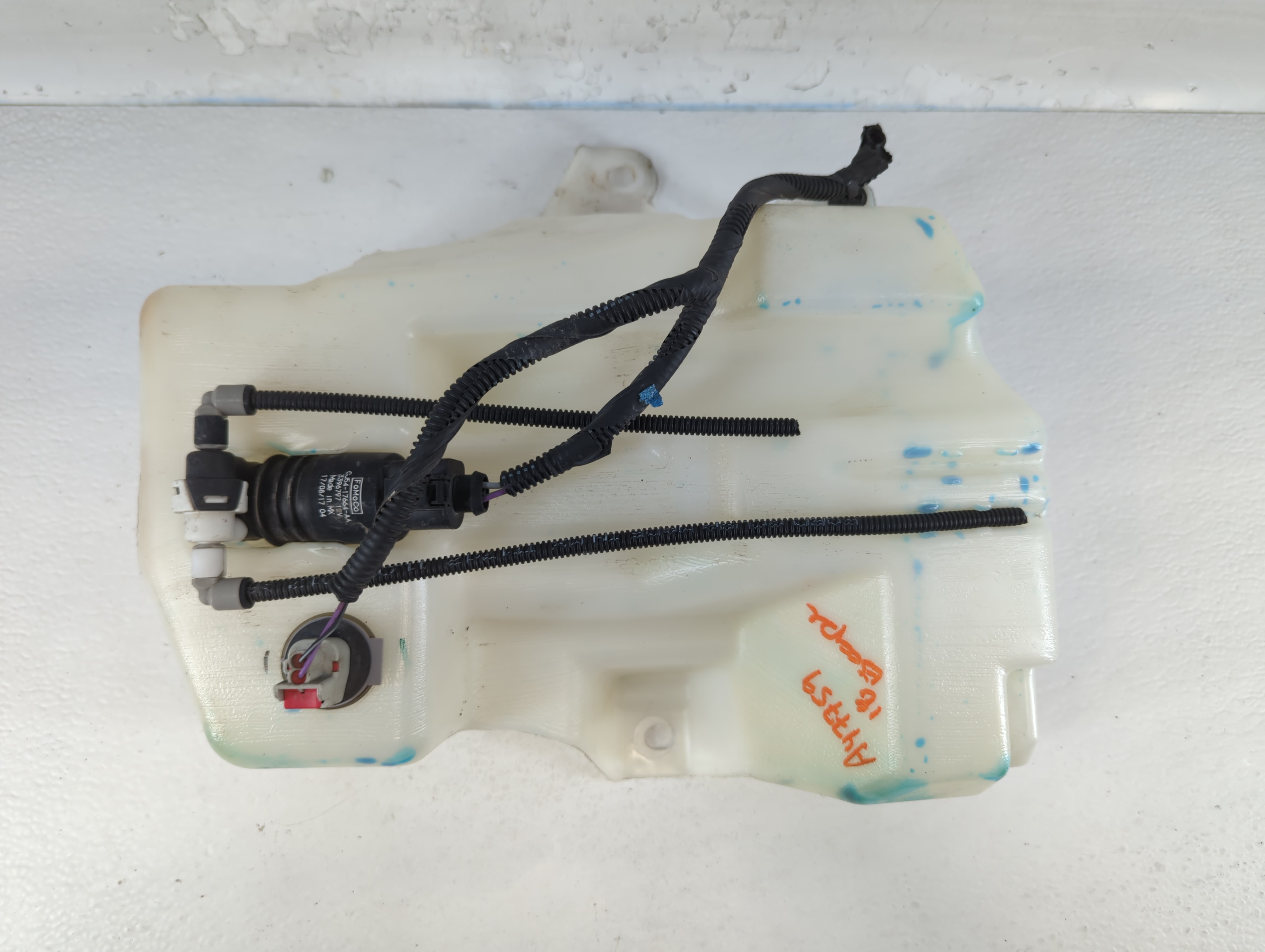 2015-2019 Ford Escape Windshield Washer Fluid Reservoir Bottle Oem 832286 - Oemusedautoparts1.com