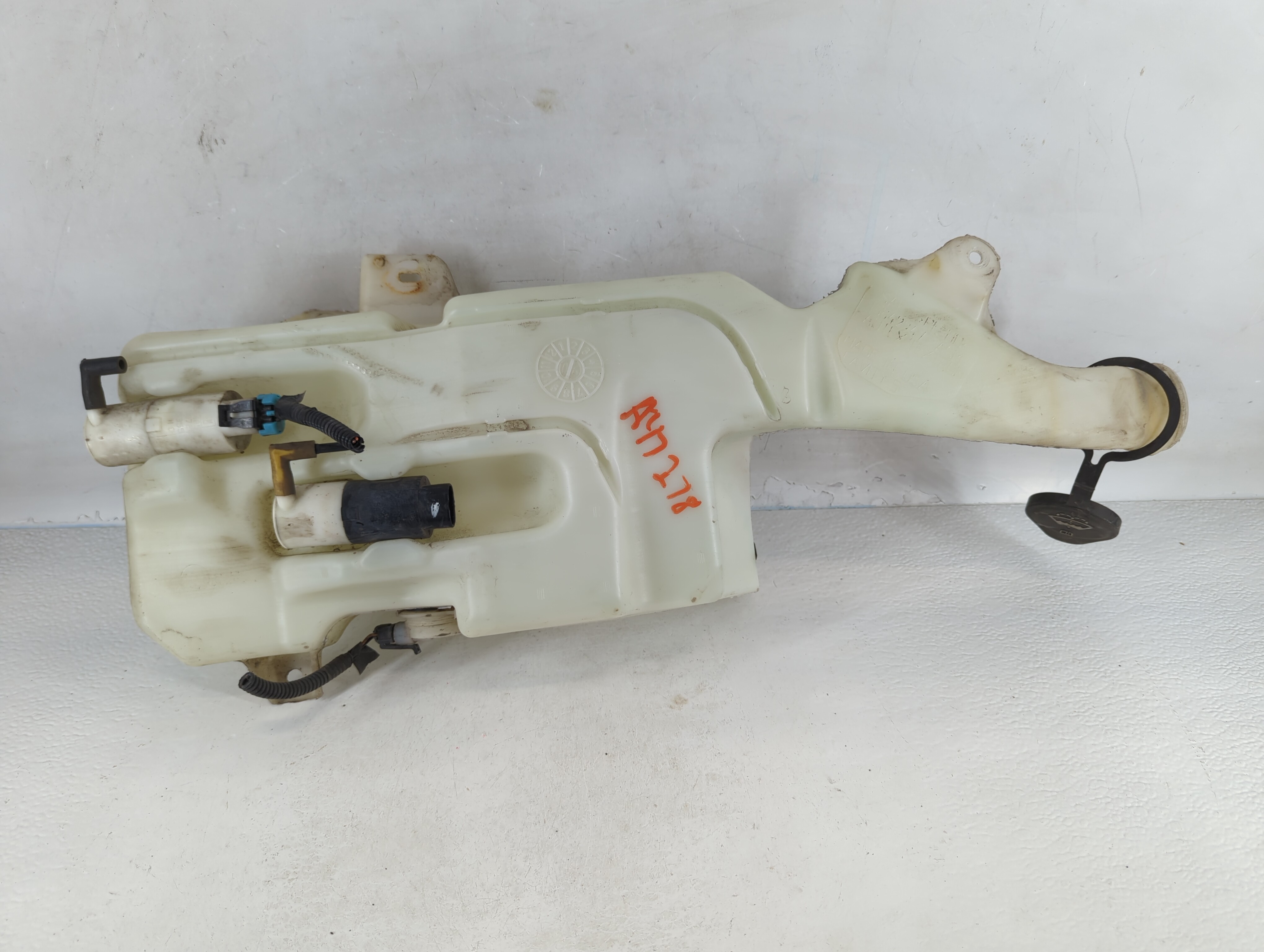 2007-2014 Chevrolet Tahoe Windshield Washer Fluid Reservoir Bottle Oem 832287 - Oemusedautoparts1.com