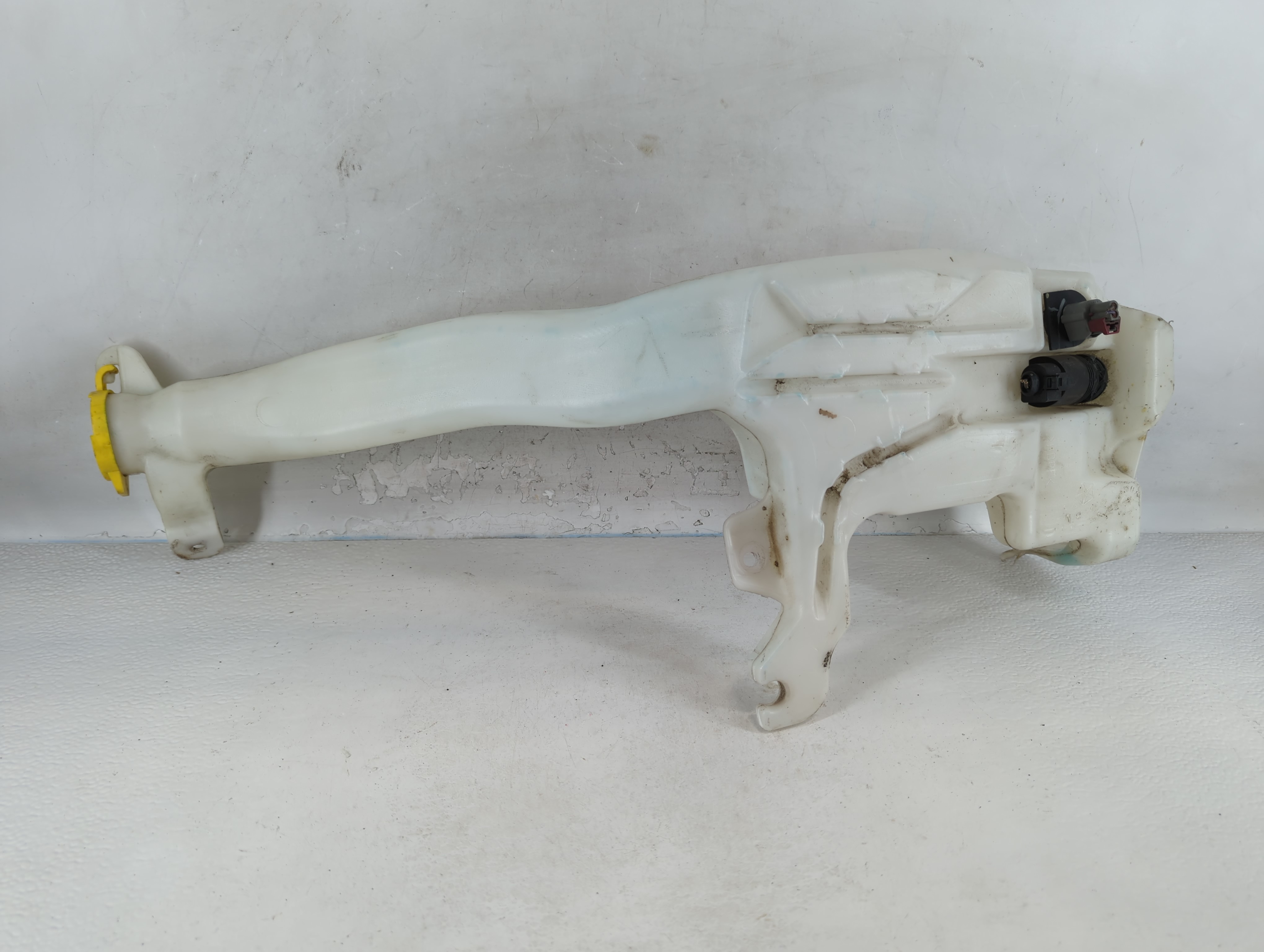2011 Jeep Grand Cherokee Windshield Washer Fluid Reservoir Bottle Oem 832290 - Oemusedautoparts1.com