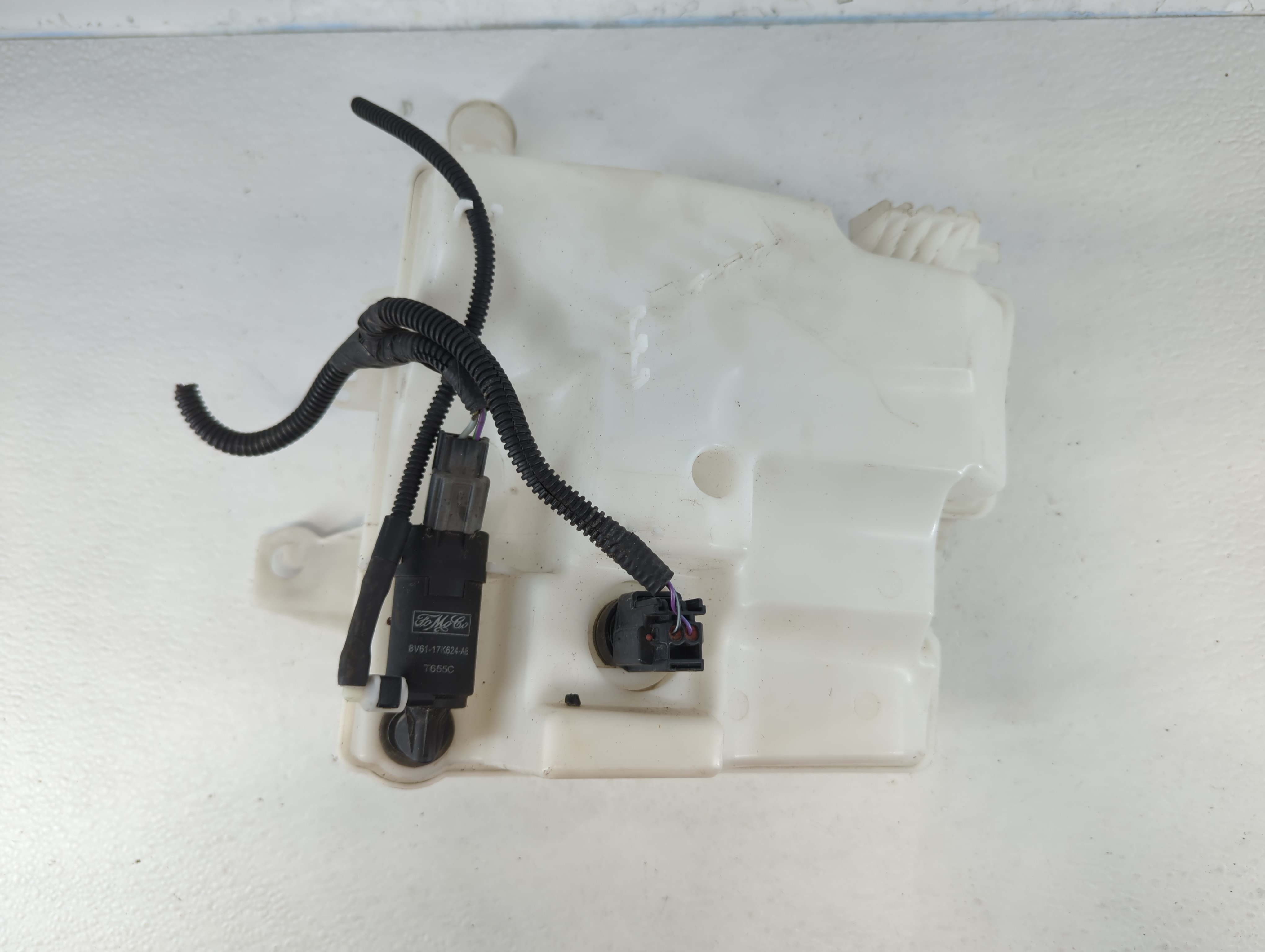 2012-2018 Ford Focus Windshield Washer Fluid Reservoir Bottle Oem 832317 - Oemusedautoparts1.com