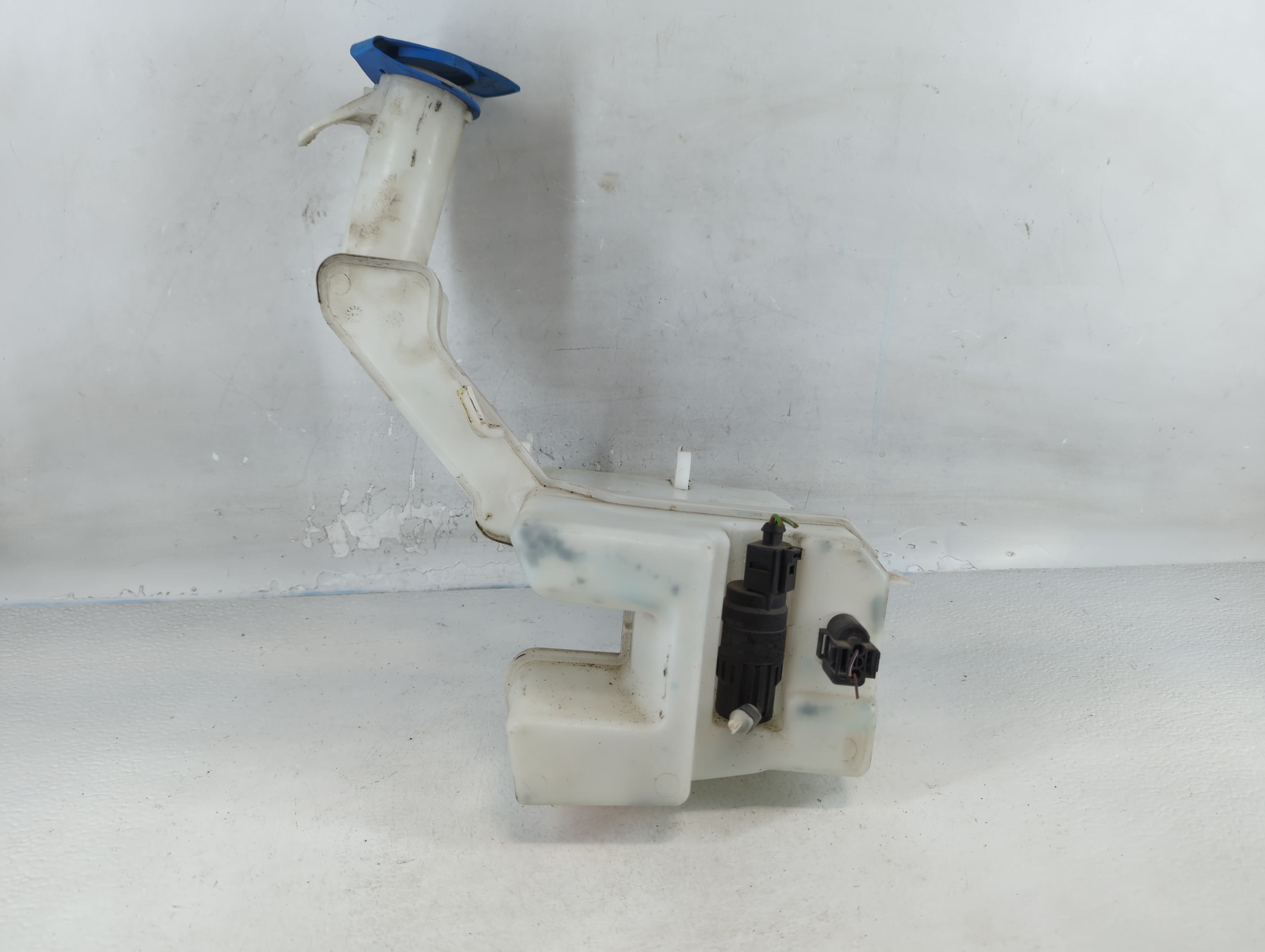 2013-2016 Volkswagen Cc Windshield Washer Fluid Reservoir Bottle Oem 832342 - Oemusedautoparts1.com