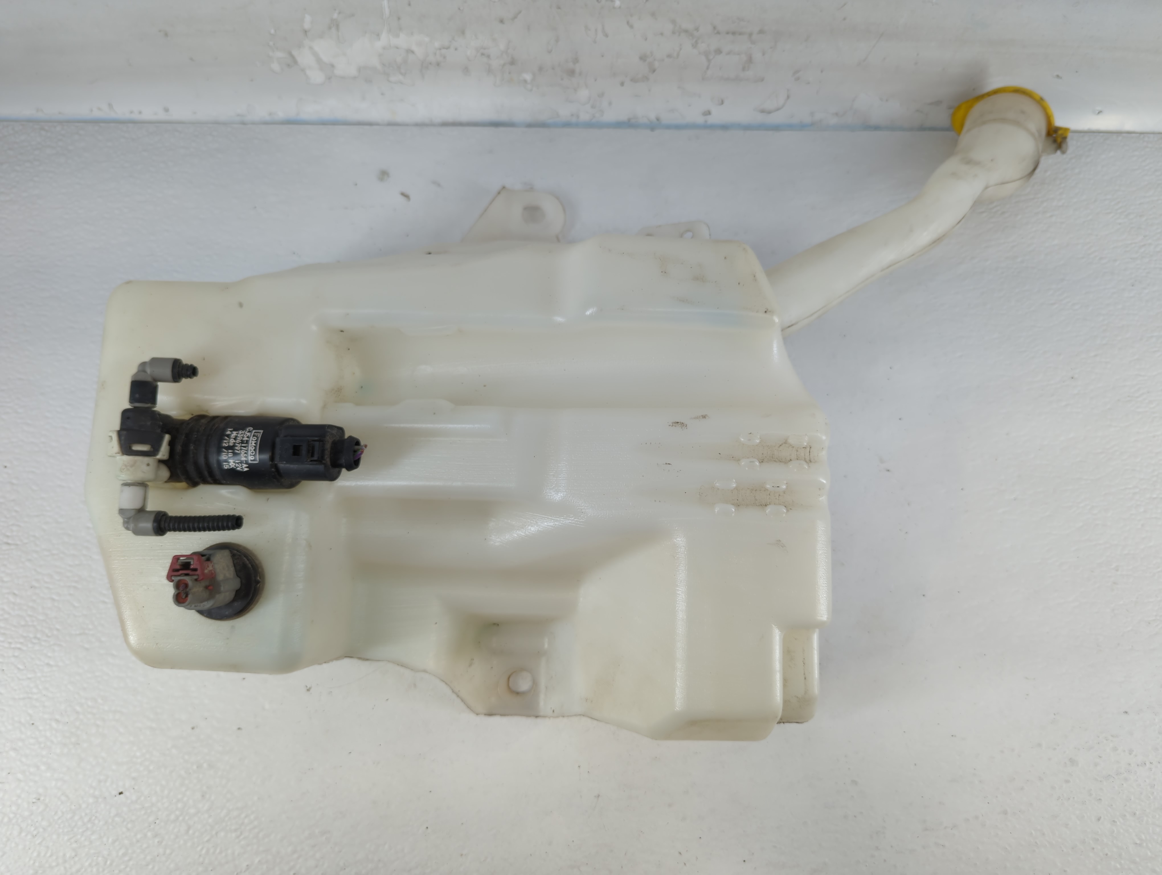 2015-2019 Ford Escape Windshield Washer Fluid Reservoir Bottle Oem 832343 - Oemusedautoparts1.com