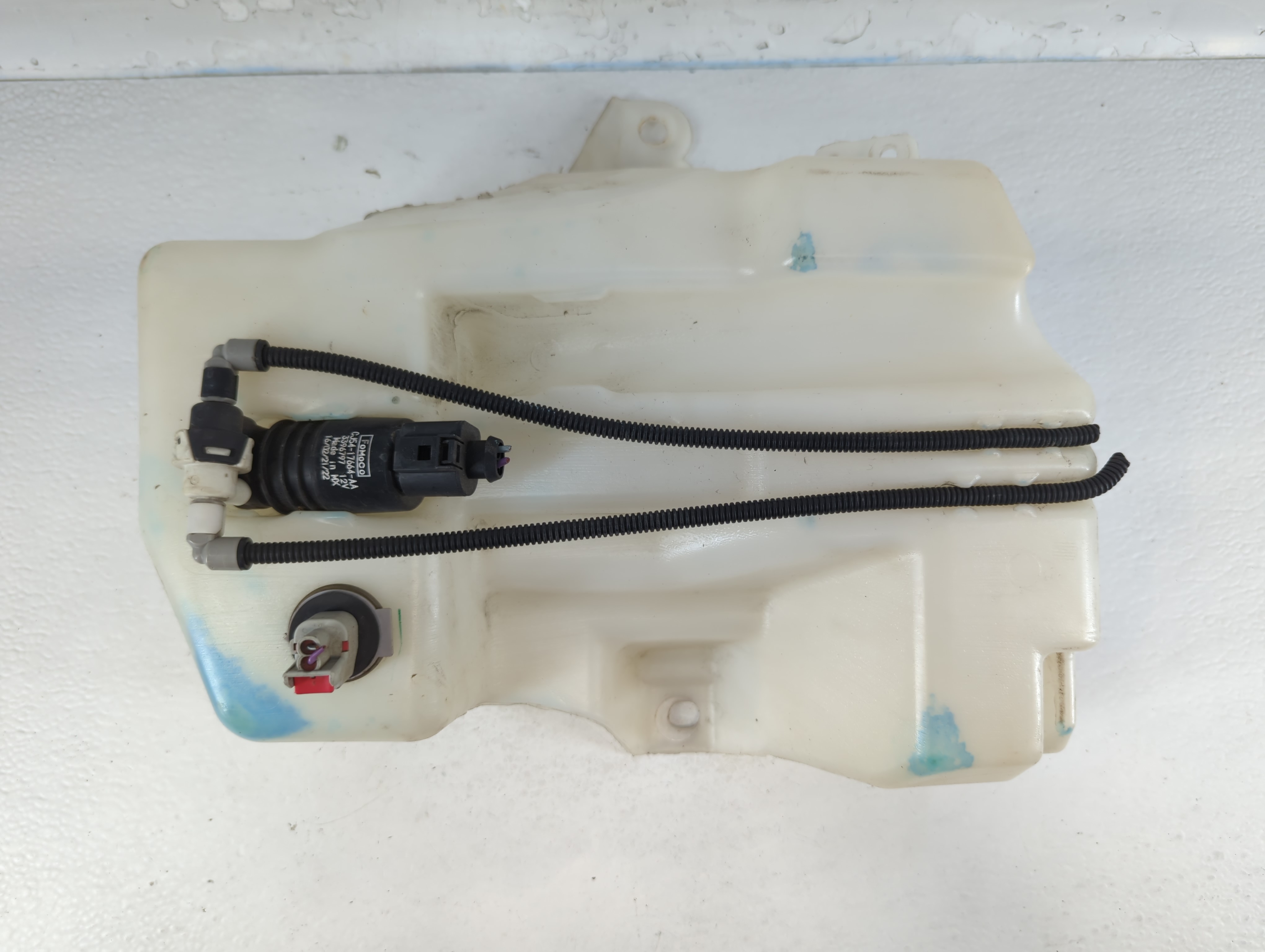 2015-2019 Ford Escape Windshield Washer Fluid Reservoir Bottle Oem 832348 - Oemusedautoparts1.com