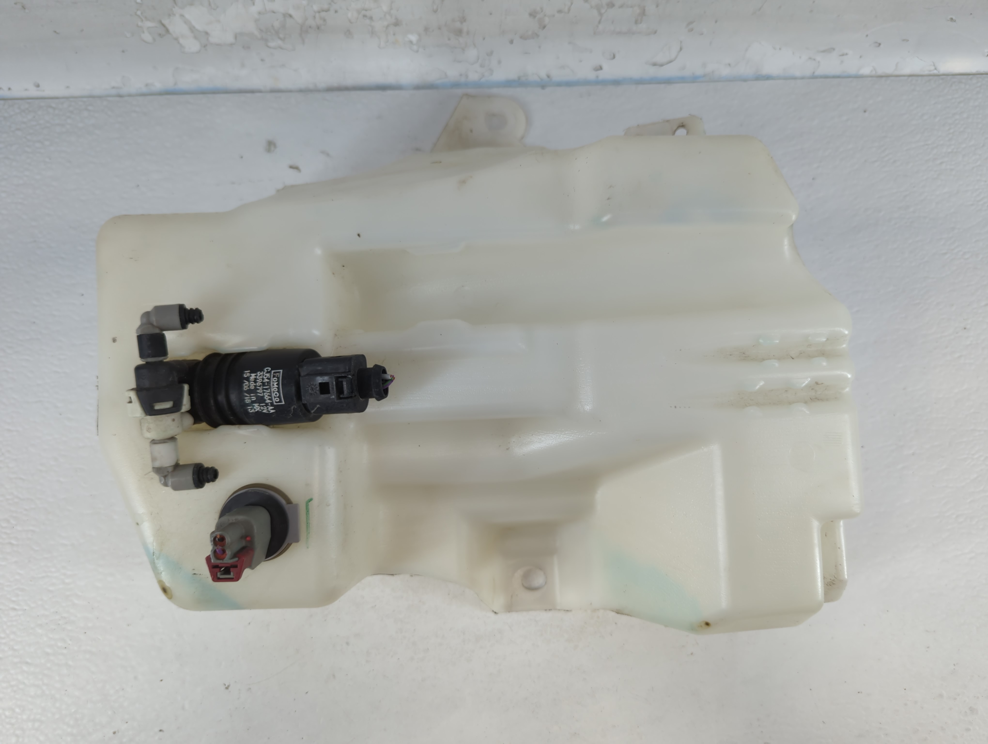 2015-2019 Ford Escape Windshield Washer Fluid Reservoir Bottle Oem 832370 - Oemusedautoparts1.com