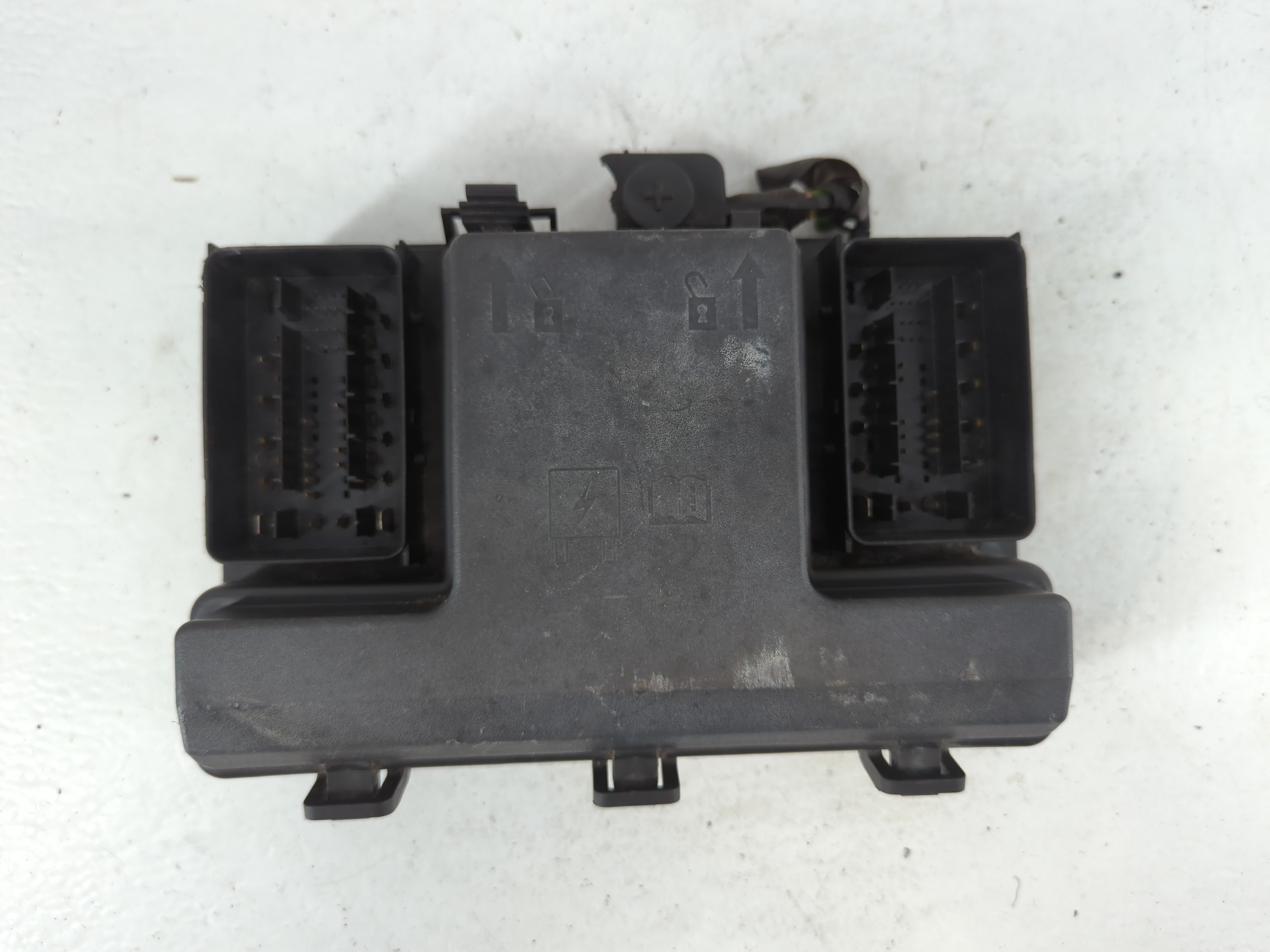 2017-2020 Ford Fusion Fusebox Fuse Box Relay Module Hg9t14d068bc 832562 - Oemusedautoparts1.com