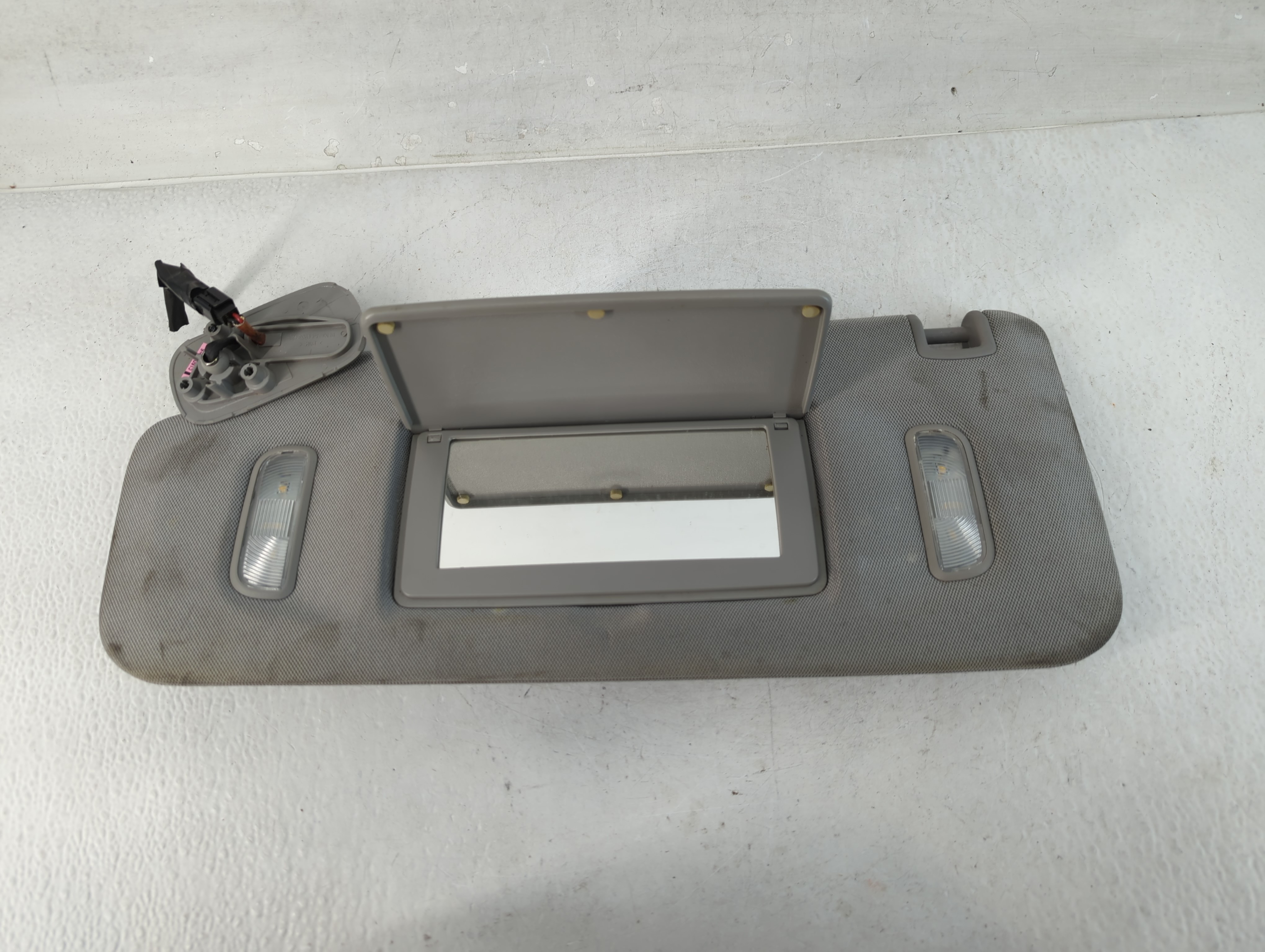 2014-2019 Chevrolet Silverado 1500 Driver Sun Visor Mirror Left Sunvisor 832664 - Oemusedautoparts1.com