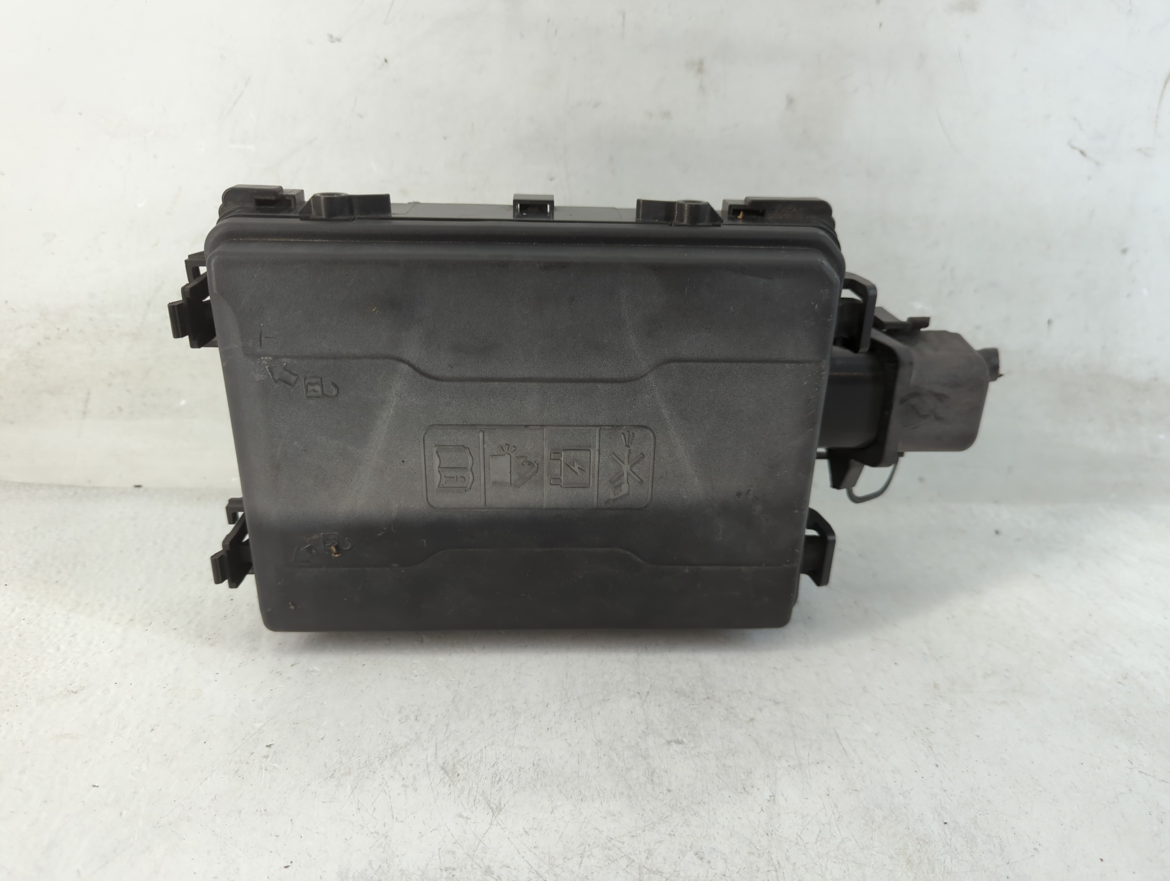 2016-2017 Chevrolet Silverado 1500 Fusebox Fuse Box Relay Module 23387798 832702 - Oemusedautoparts1.com