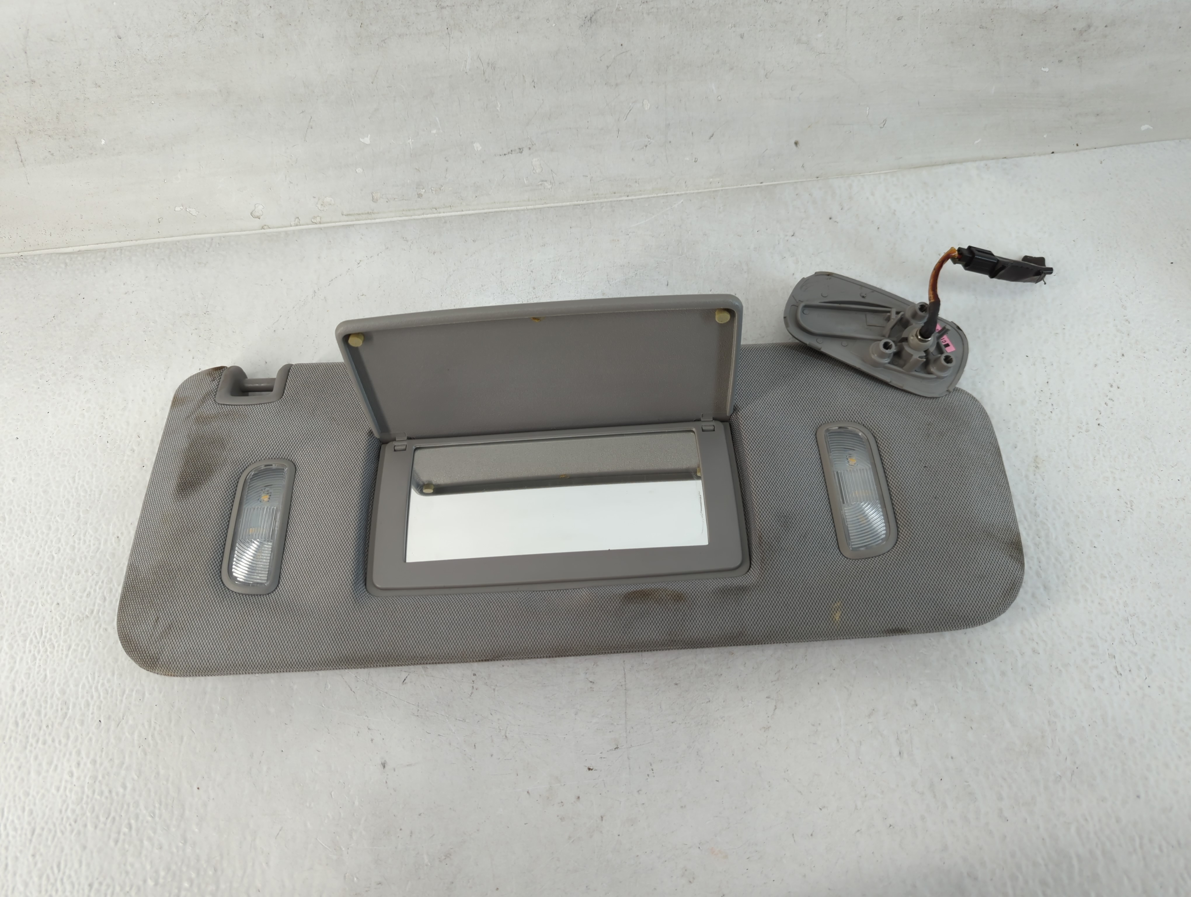 2014 Chevrolet Silverado 1500 Passenger Sun Visor Mirror Right Sunvisor 832759 - Oemusedautoparts1.com