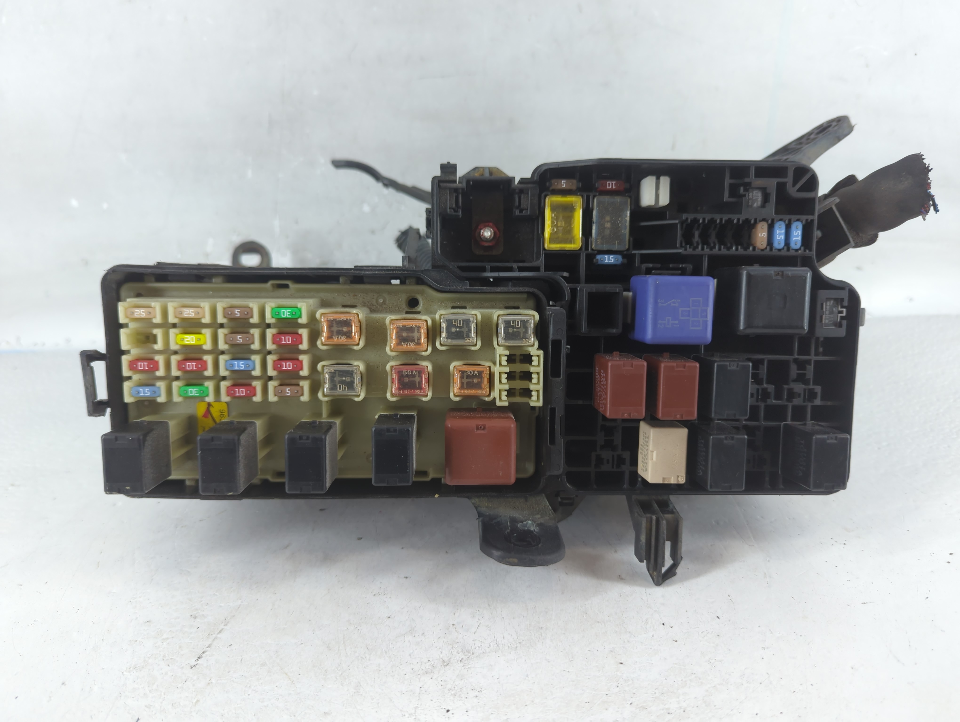 2002-2004 Toyota Camry Fusebox Fuse Box Relay Module 833123 - Oemusedautoparts1.com