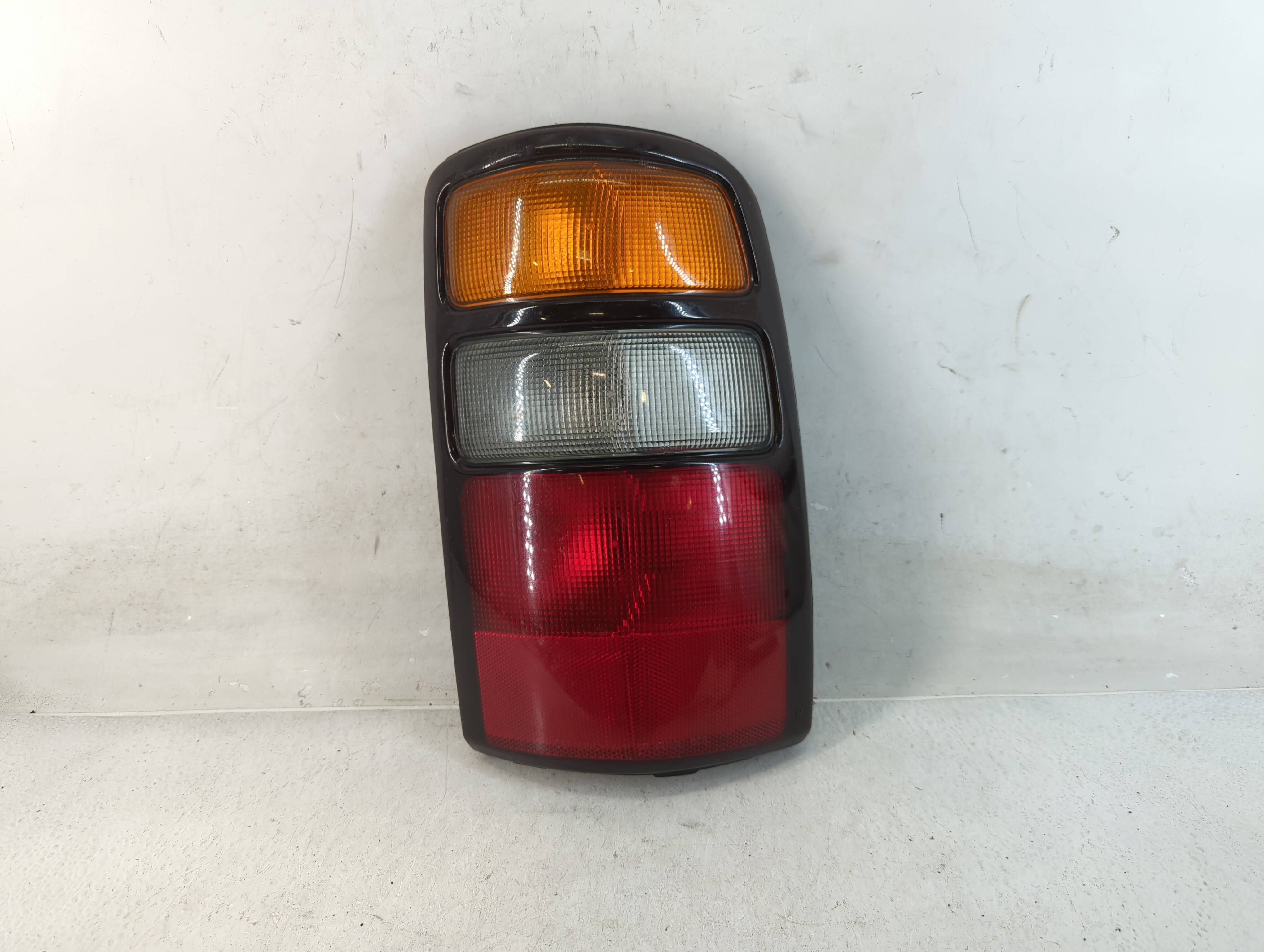 Picture of 2004-2006 Gmc Yukon Xl 1500 Passenger Right Side Tail Light Taillight Oem 833166