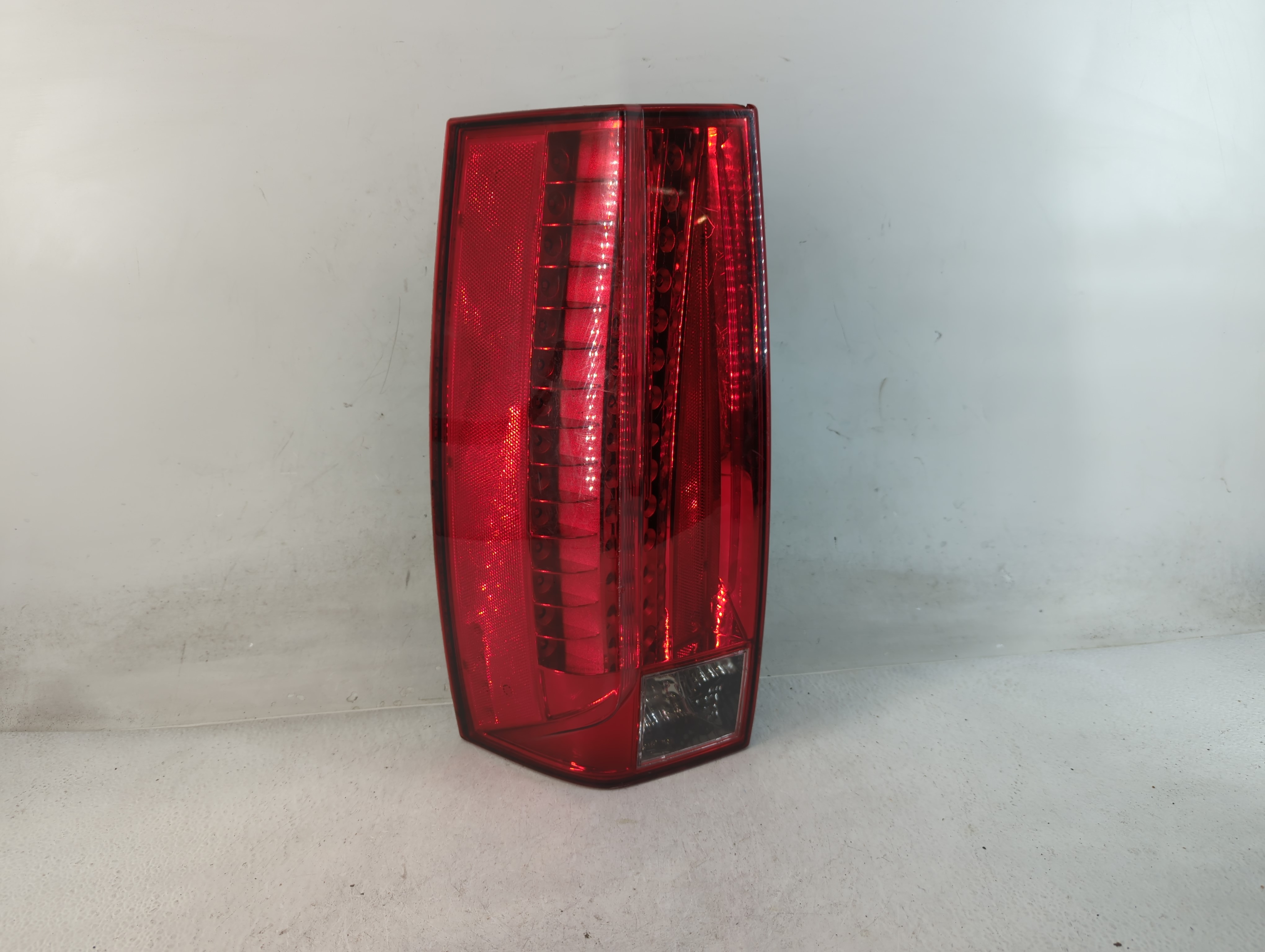 2007-2014 Cadillac Escalade Driver Left Side Tail Light Taillight Oem 833213 - Oemusedautoparts1.com