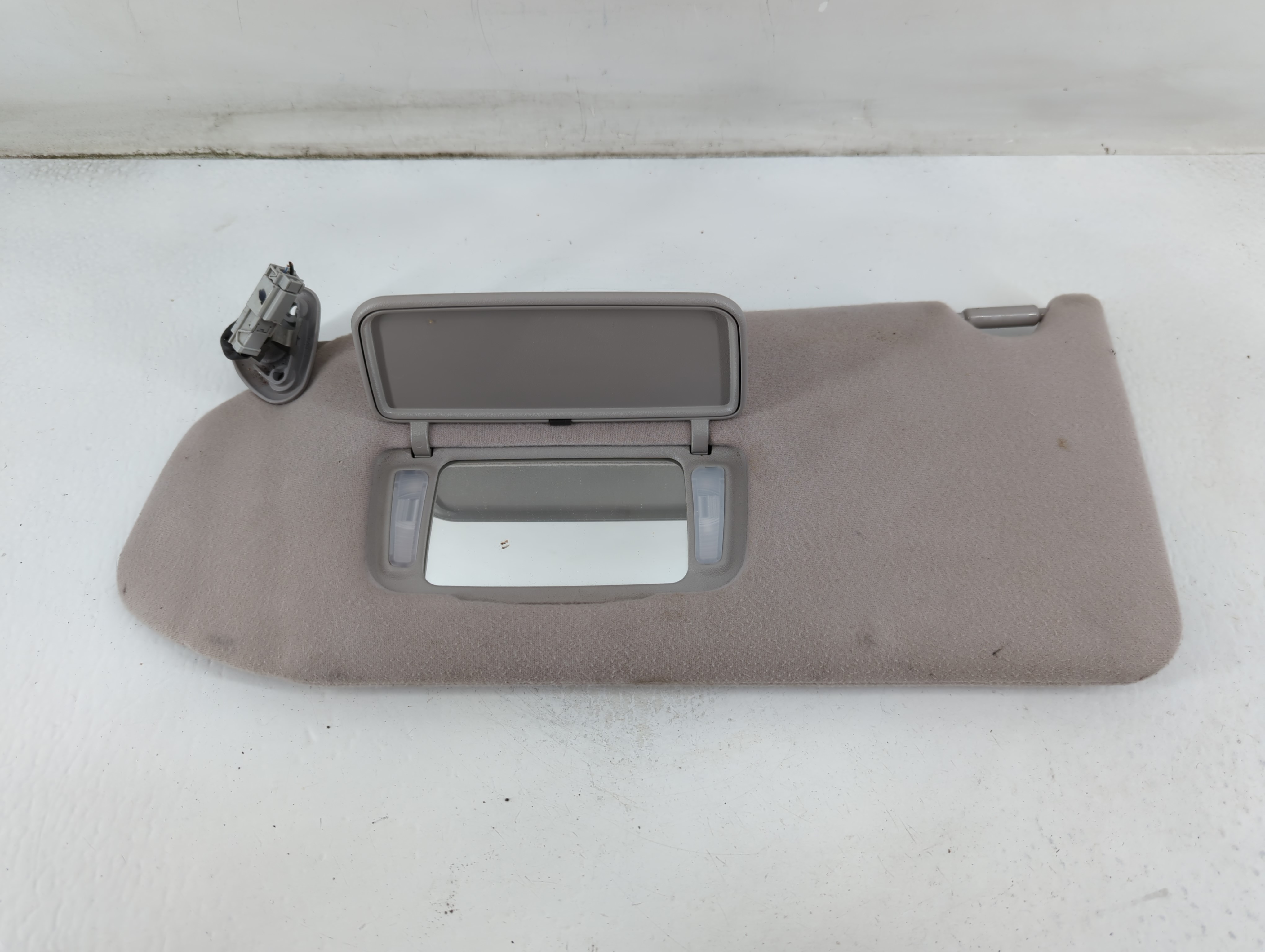 1999-2004 Honda Odyssey Driver Sun Visor Mirror Left Sunvisor 833717 - Oemusedautoparts1.com