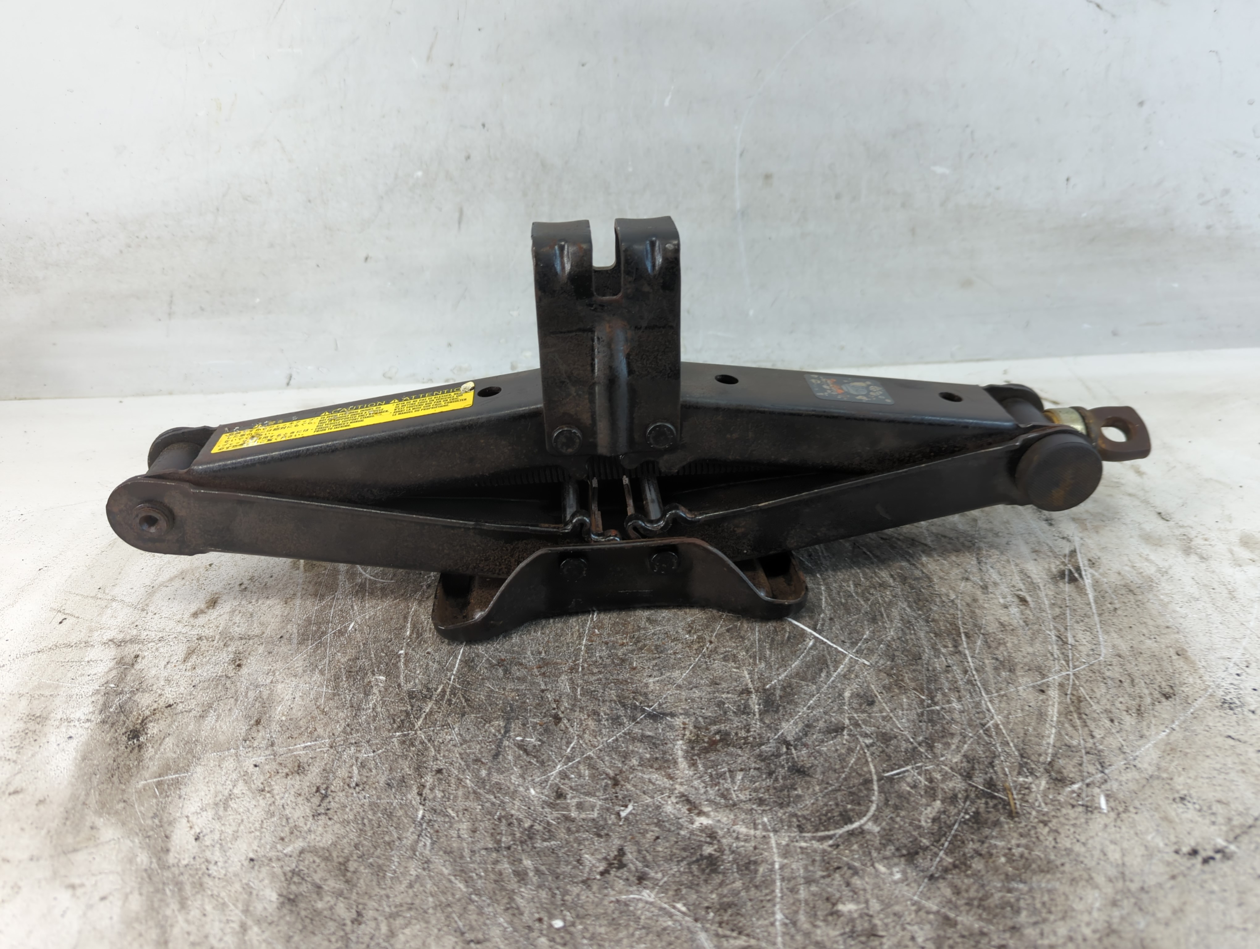 Picture of 2004 Toyota Sienna Spare Scissor Car Jack 834032
