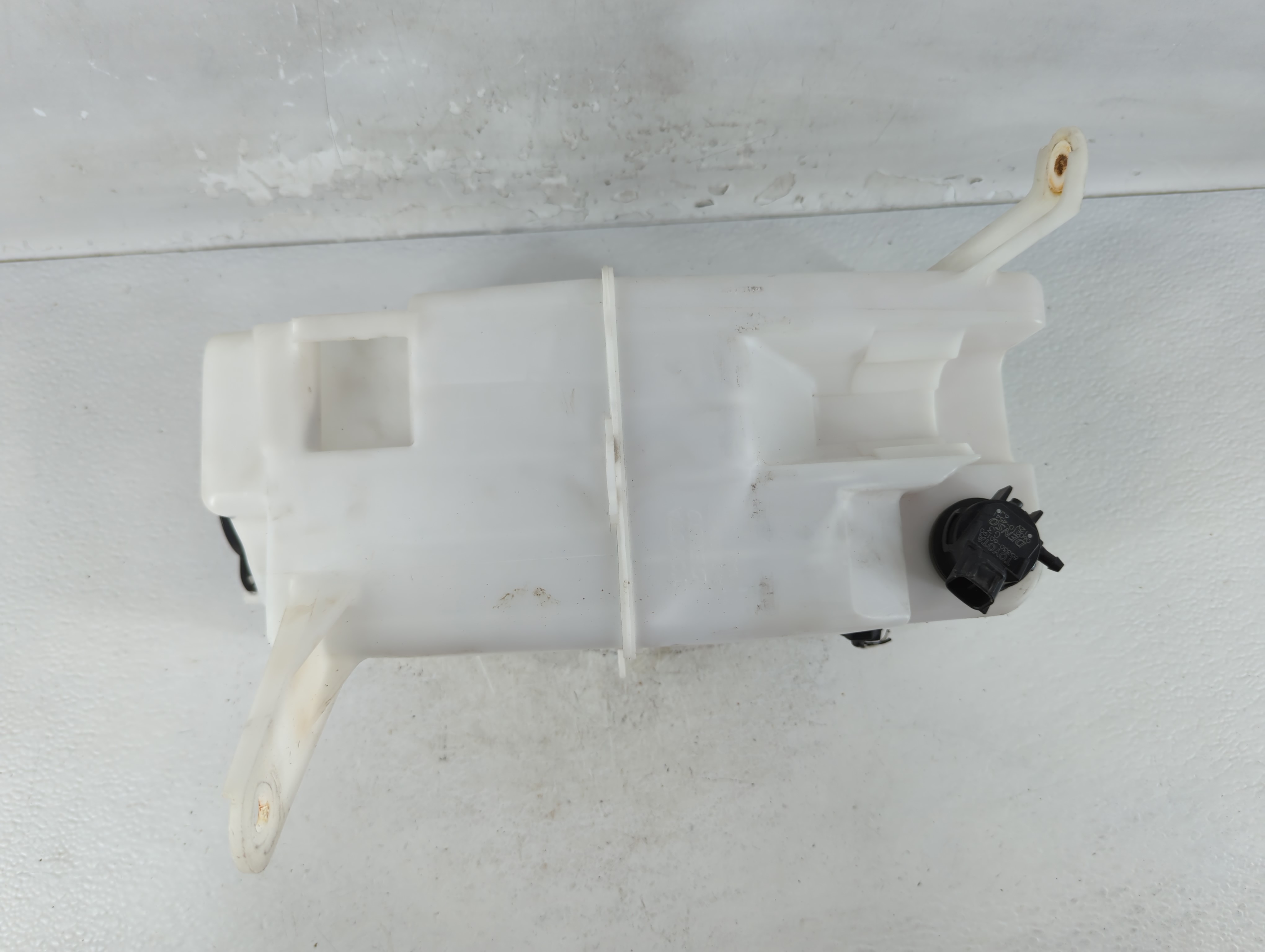 2007-2021 Toyota Tundra Windshield Washer Fluid Reservoir Bottle Oem 835096 - Oemusedautoparts1.com