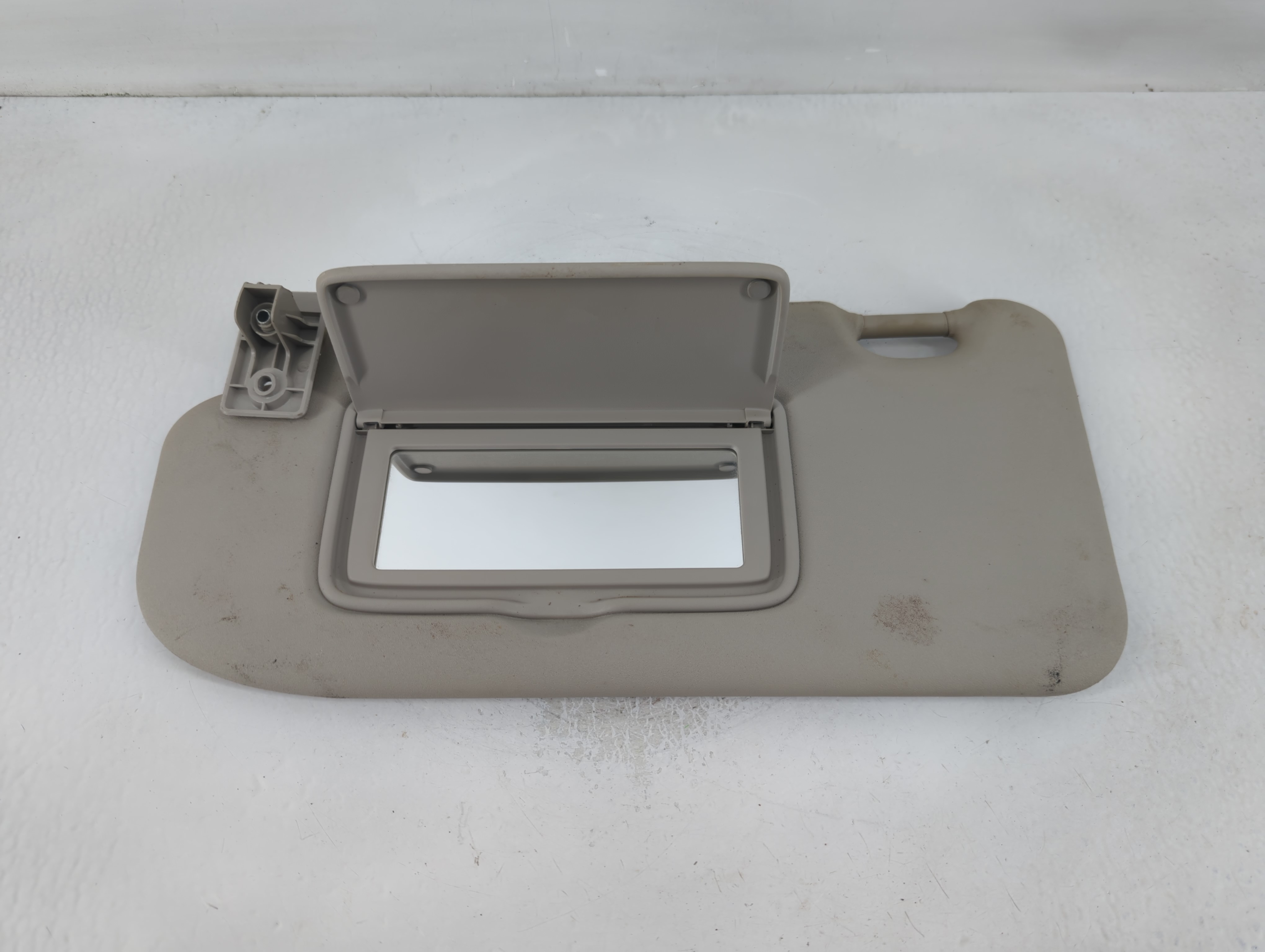 2017-2018 Nissan Rogue Sport Passenger Sun Visor Mirror Right Sunvisor 836150 - Oemusedautoparts1.com