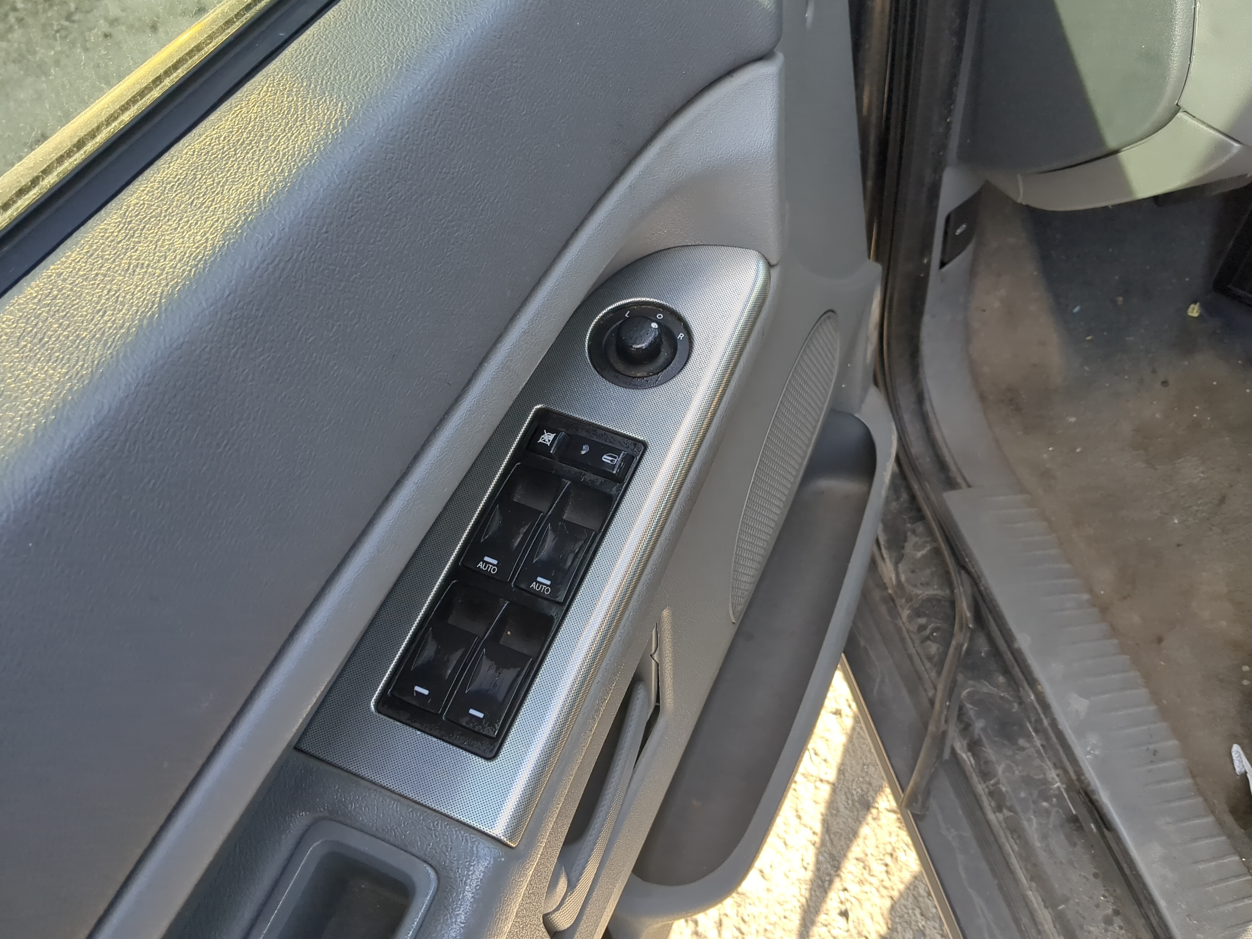 2005-2006 Jeep Grand Cherokee Driver Left Door Master Power Window Switch 836809 - Oemusedautoparts1.com