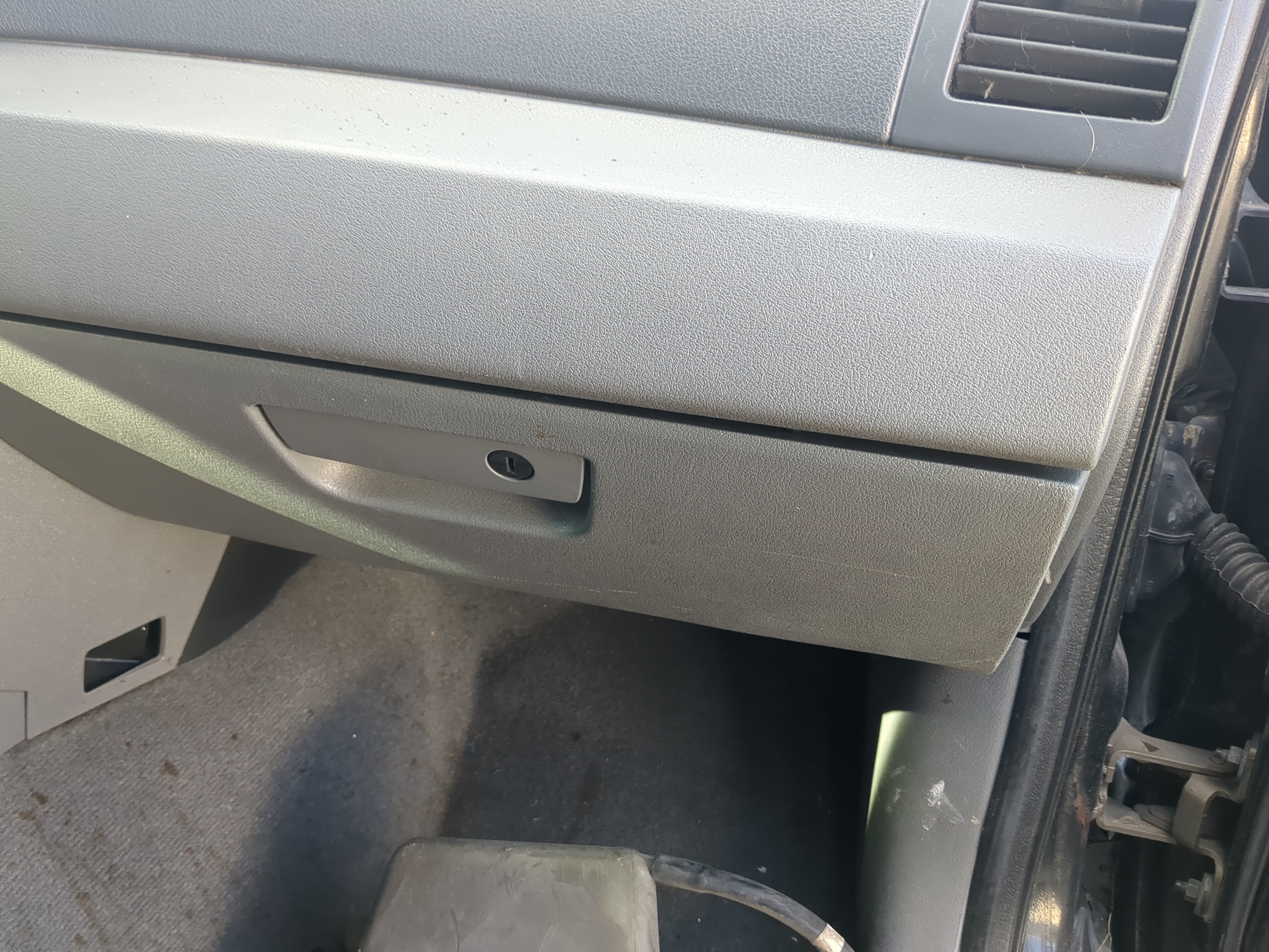 2006 Jeep Grand Cherokee Passenger Glove Box Door Storage Compartment 836884 - Oemusedautoparts1.com
