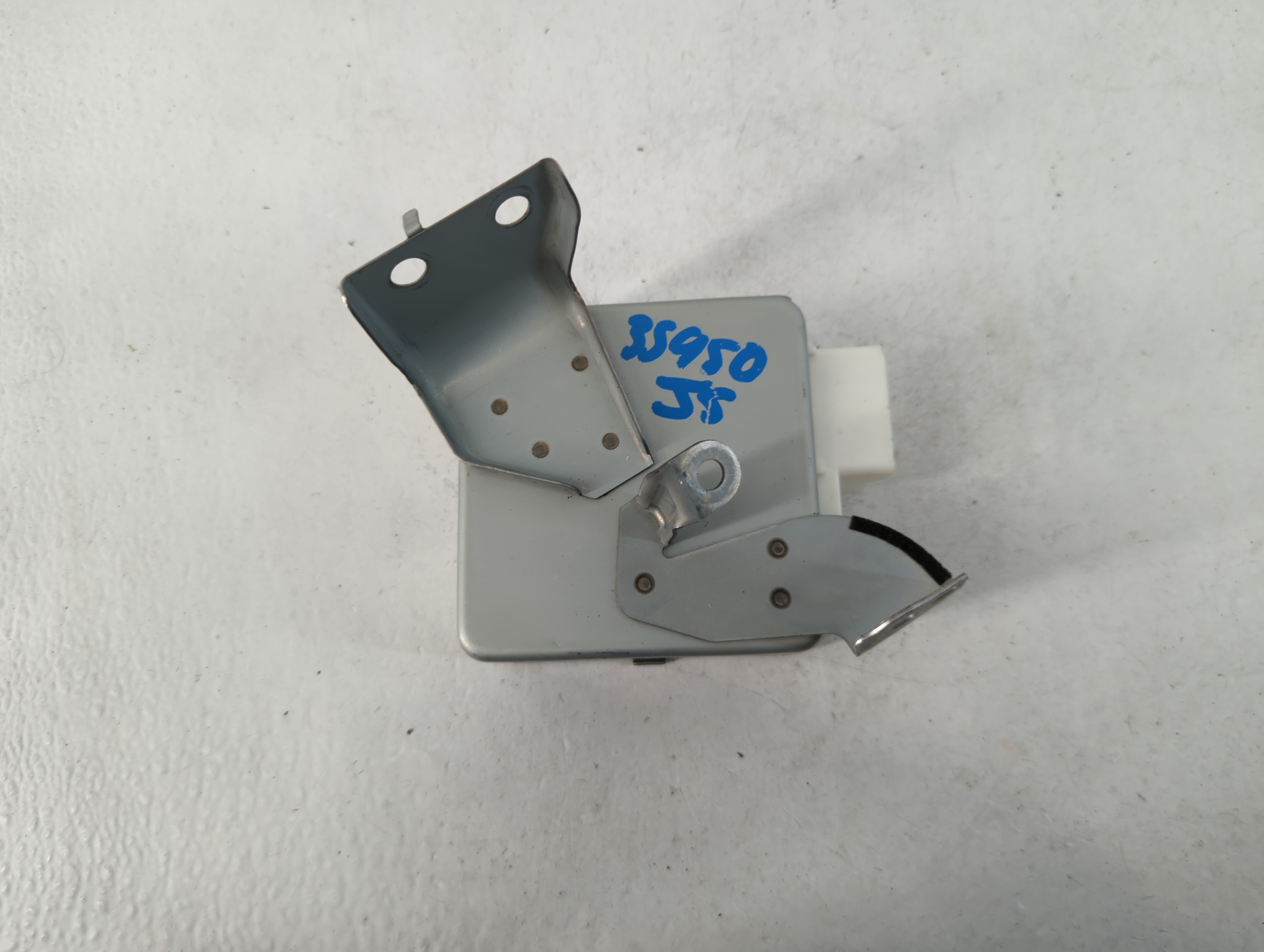 Picture of 2004-2005 Toyota Prius Chassis Control Module Ccm Bcm Body Control 837871
