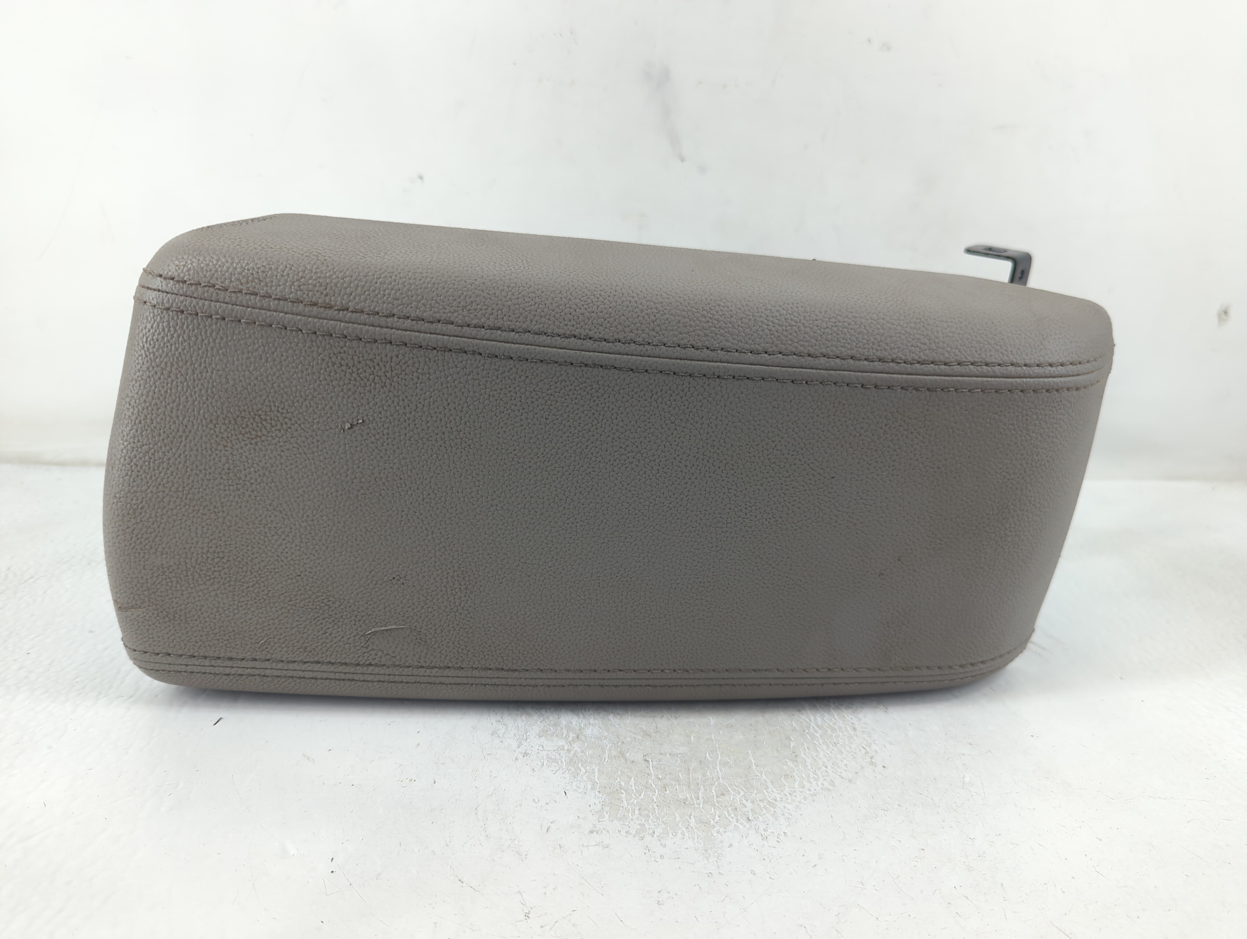 2015 Hyundai Sonata Center Console Armrest Cover Lid Grey 838179 - Oemusedautoparts1.com