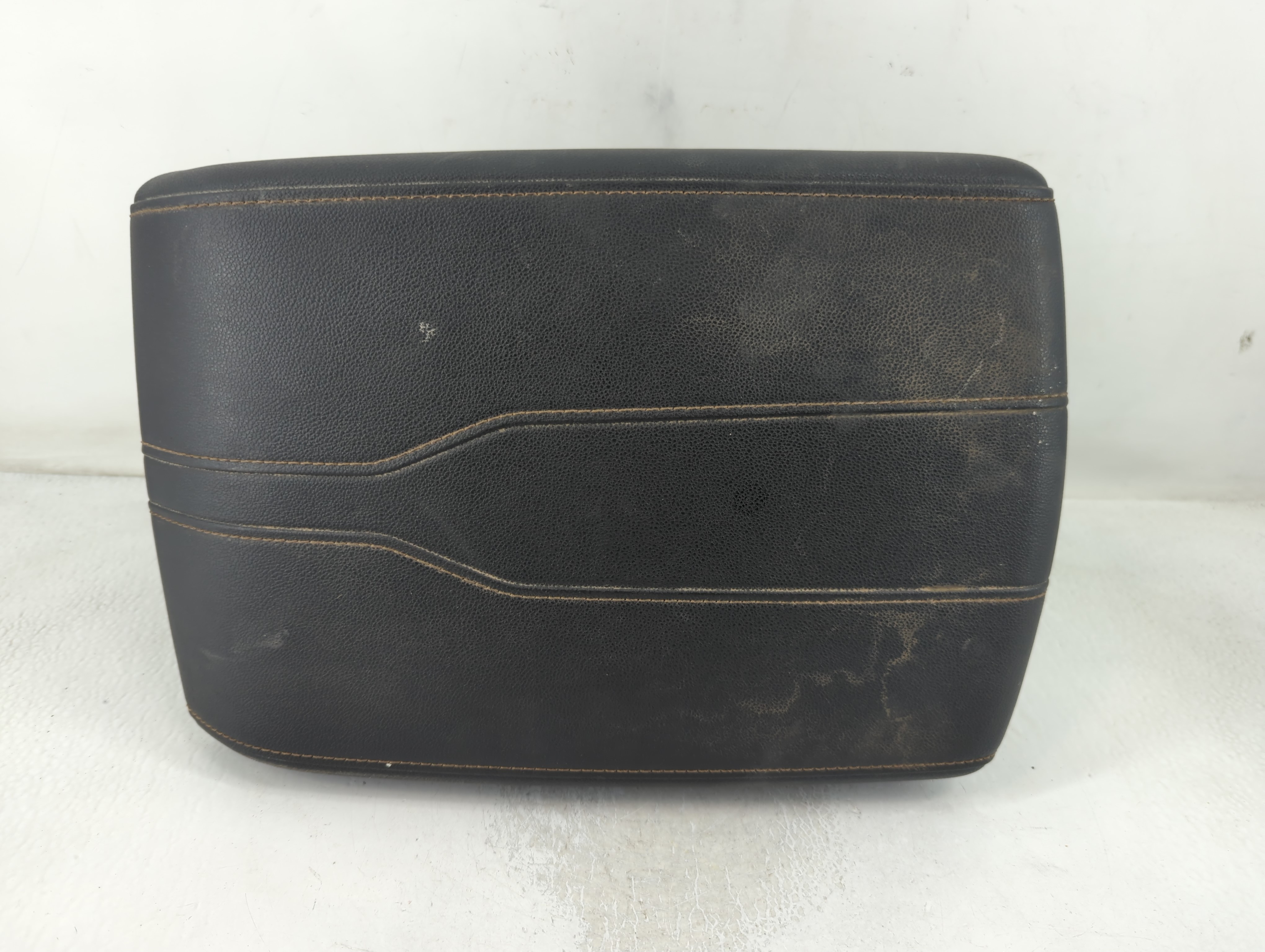 2019 Chevrolet Traverse Center Console Armrest Cover Lid Black 838211 - Oemusedautoparts1.com
