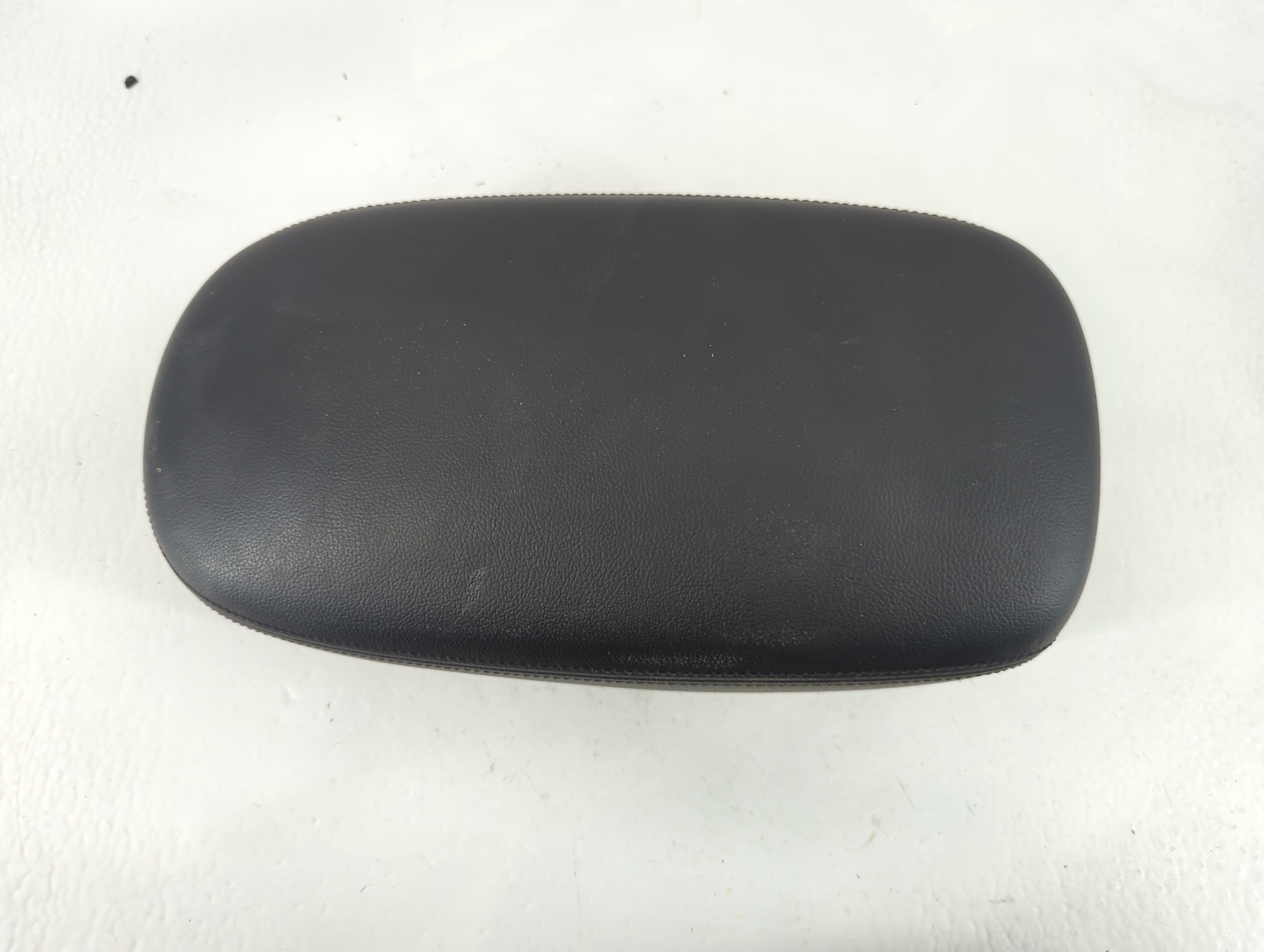 2014 Kia Soul Center Console Armrest Cover Lid Black 838271 - Oemusedautoparts1.com