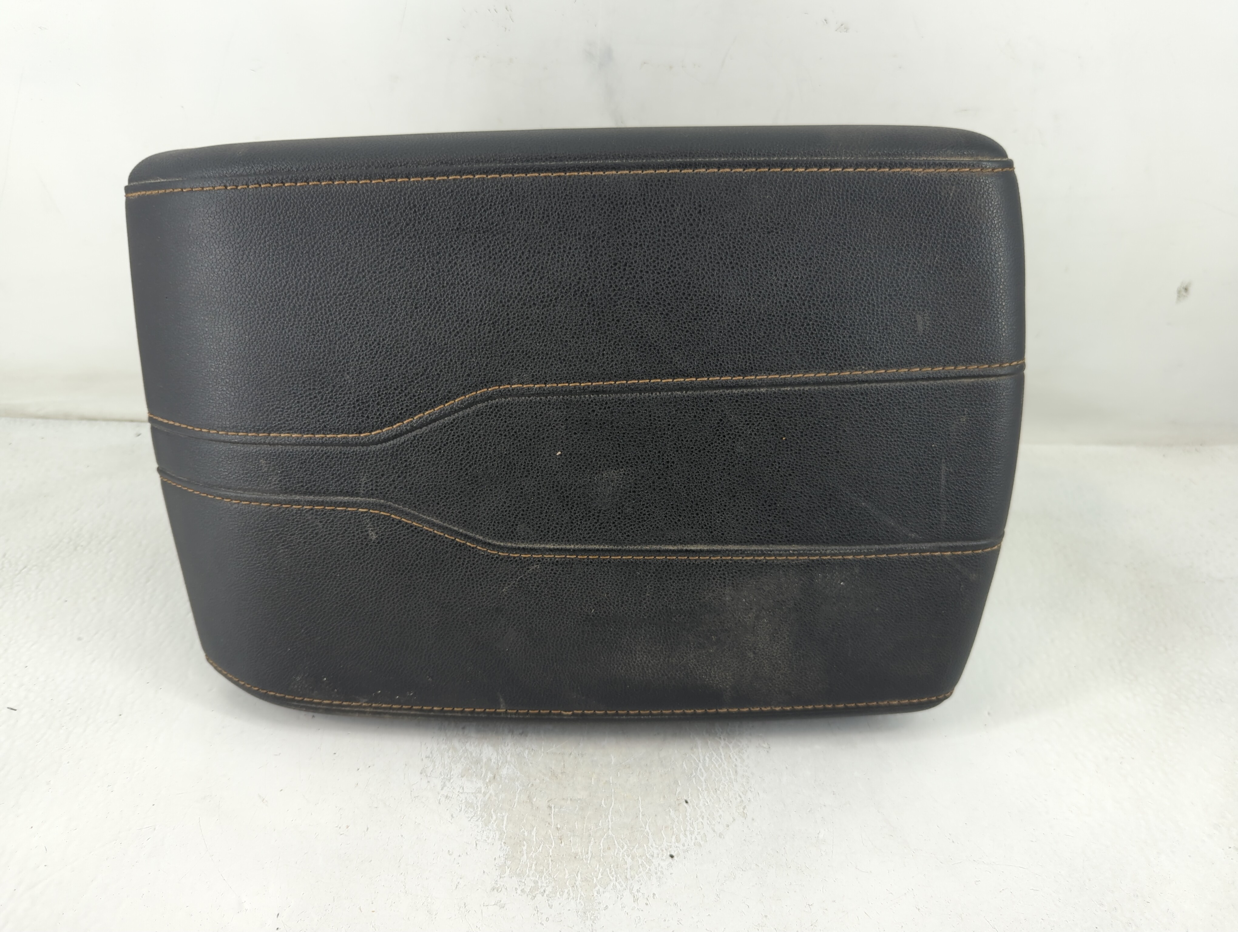 2019 Chevrolet Traverse Center Console Armrest Cover Lid Black 838272 - Oemusedautoparts1.com