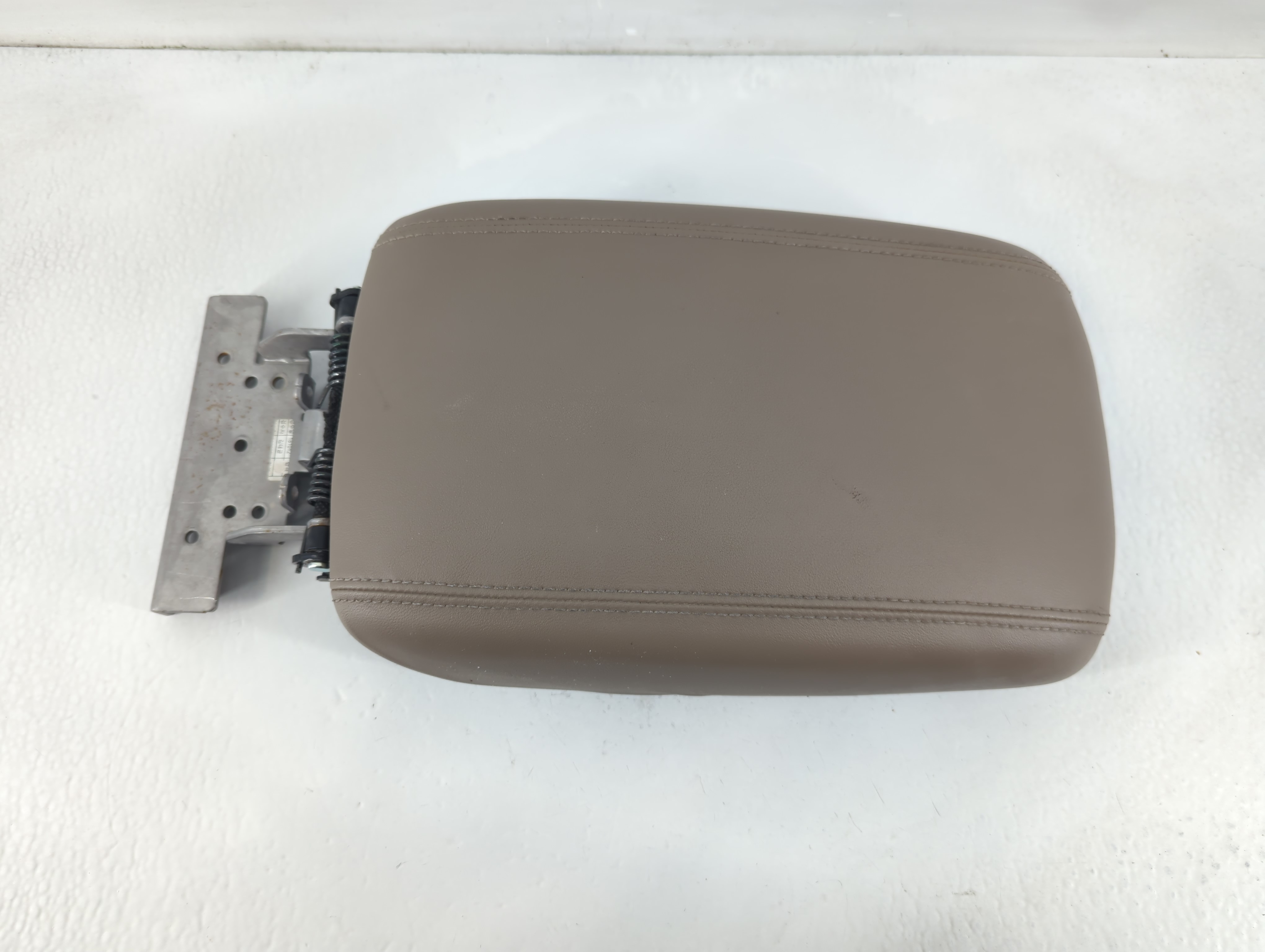 2019 Hyundai Santa Fe Center Console Armrest Cover Lid Beige 838277 - Oemusedautoparts1.com