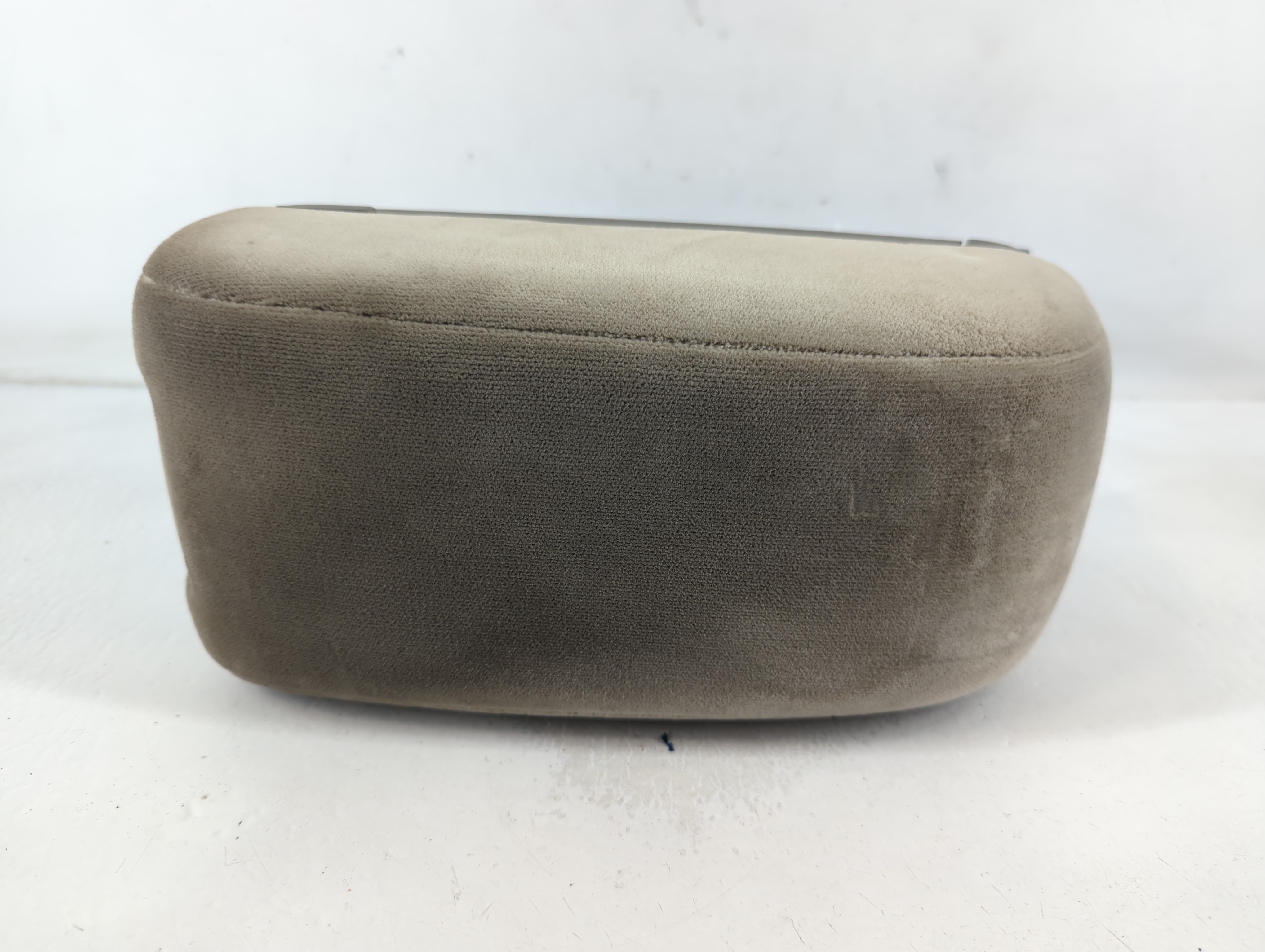 2007 Hyundai Tucson Center Console Armrest Cover Lid Grey 838282 - Oemusedautoparts1.com
