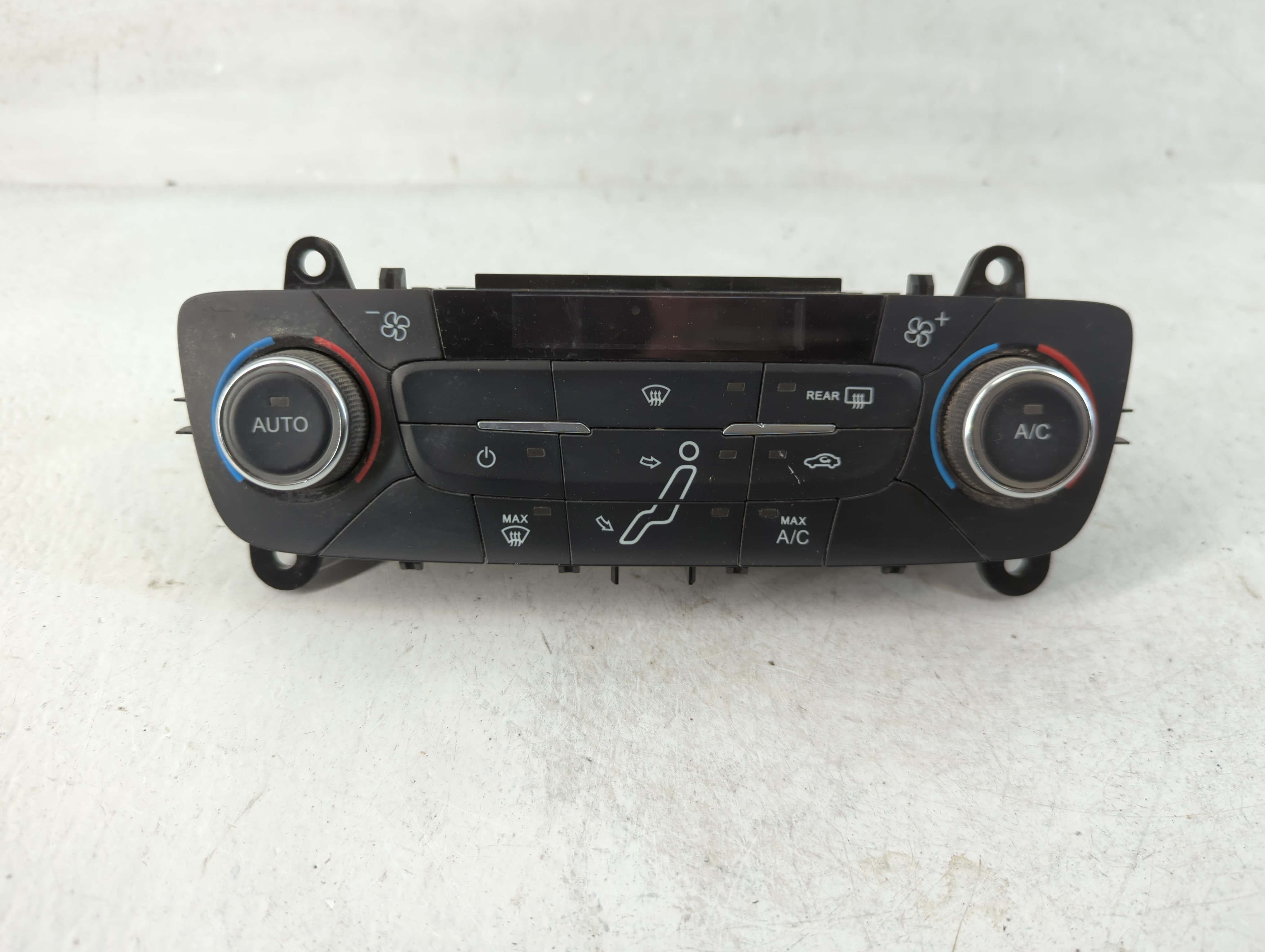 2015-2018 Ford Focus Ac Heater Climate Control F1et-18c612-af 838590 - Oemusedautoparts1.com