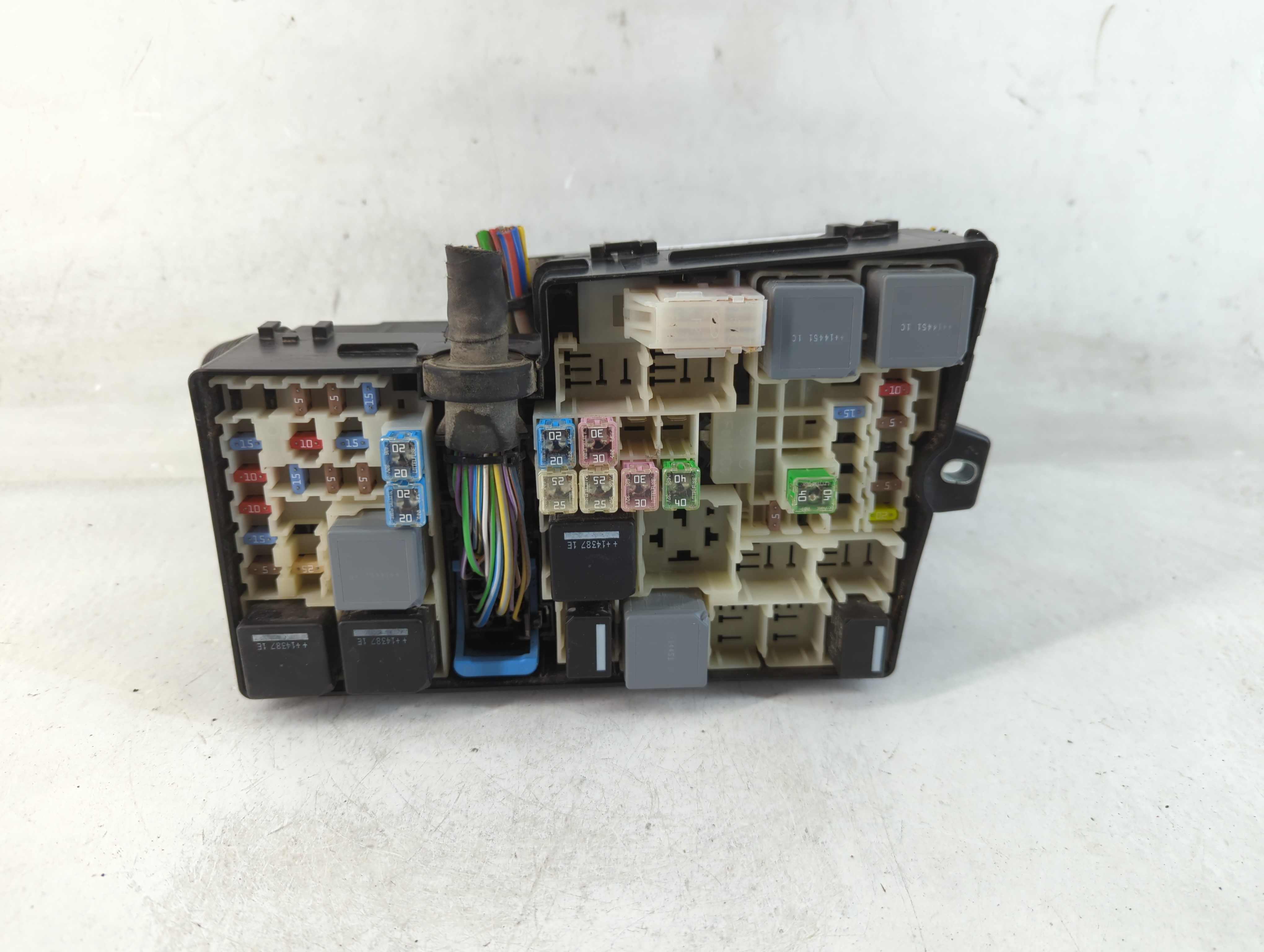 2013-2016 Ford Escape Fusebox Fuse Box Relay Module Av6t-14a067-ad 839215 - Oemusedautoparts1.com