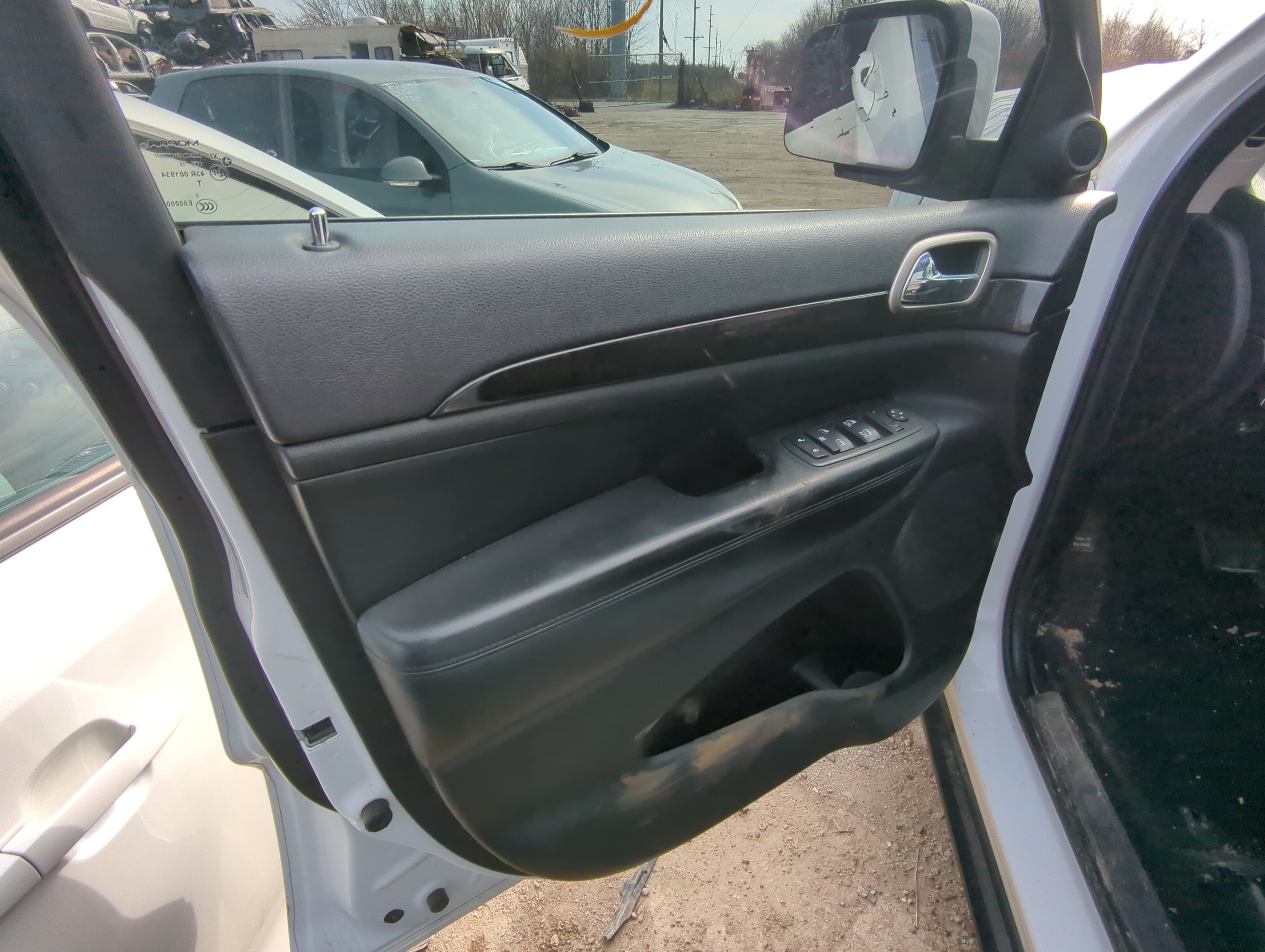 2013 Jeep Grand Cherokee Front Left Driver Interior Door Panel Trim 840808 - Oemusedautoparts1.com
