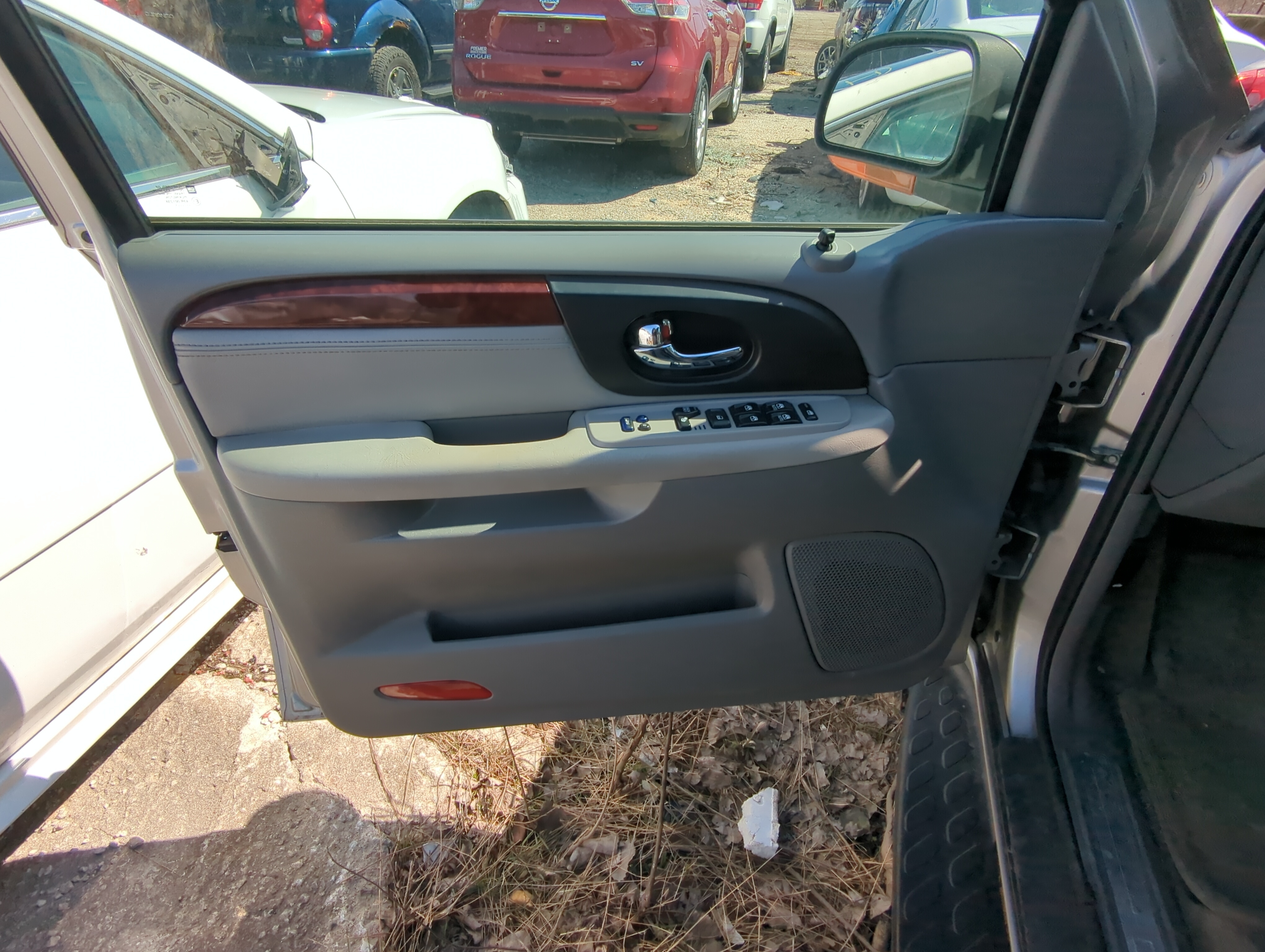 Picture of 2005 Gmc Envoy Front Left Driver Interior Door Panel Trim 841312