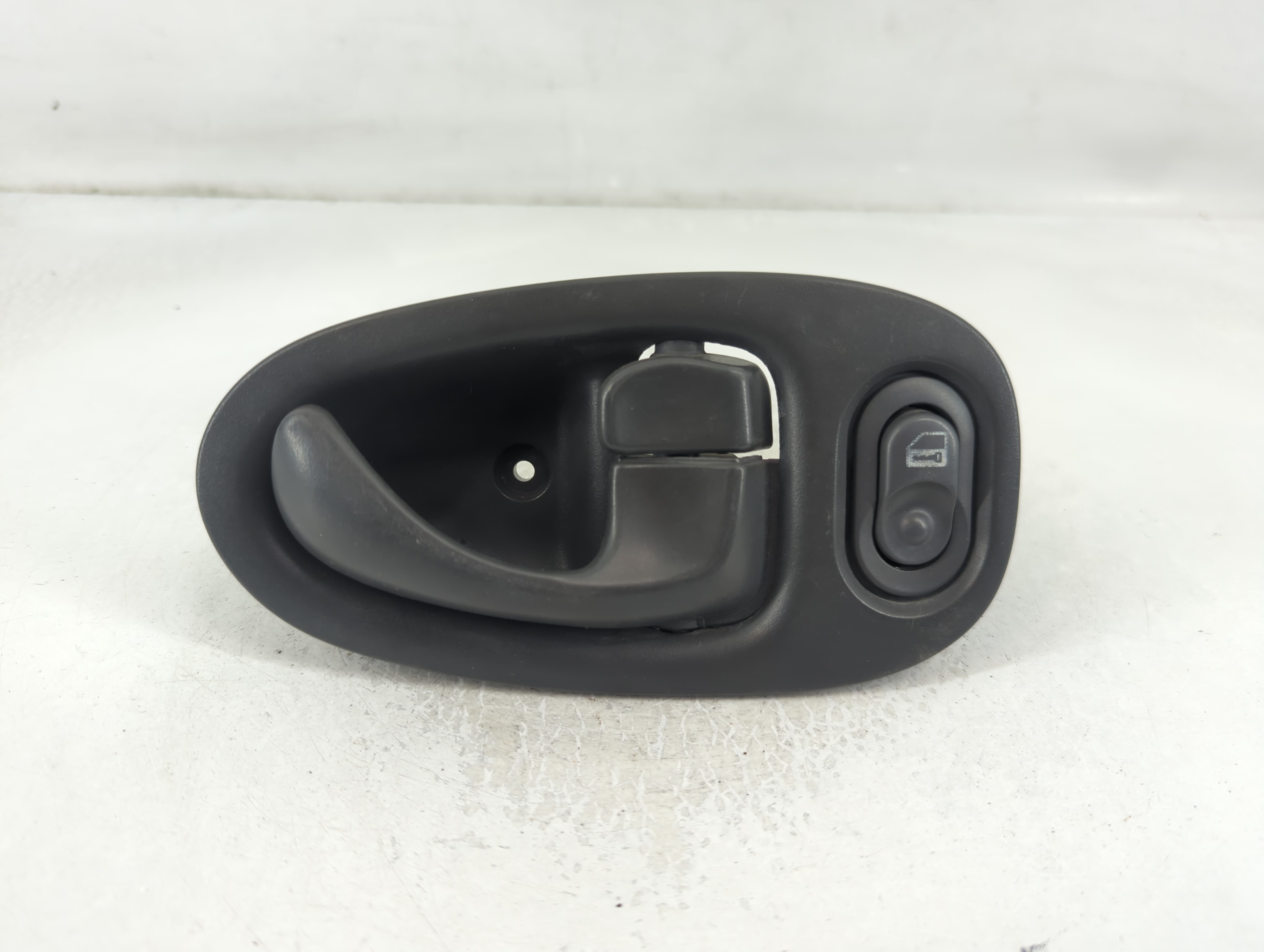 2003 Saturn Vue Passenger Side Front Inside Door Handle Oem 842091 - Oemusedautoparts1.com