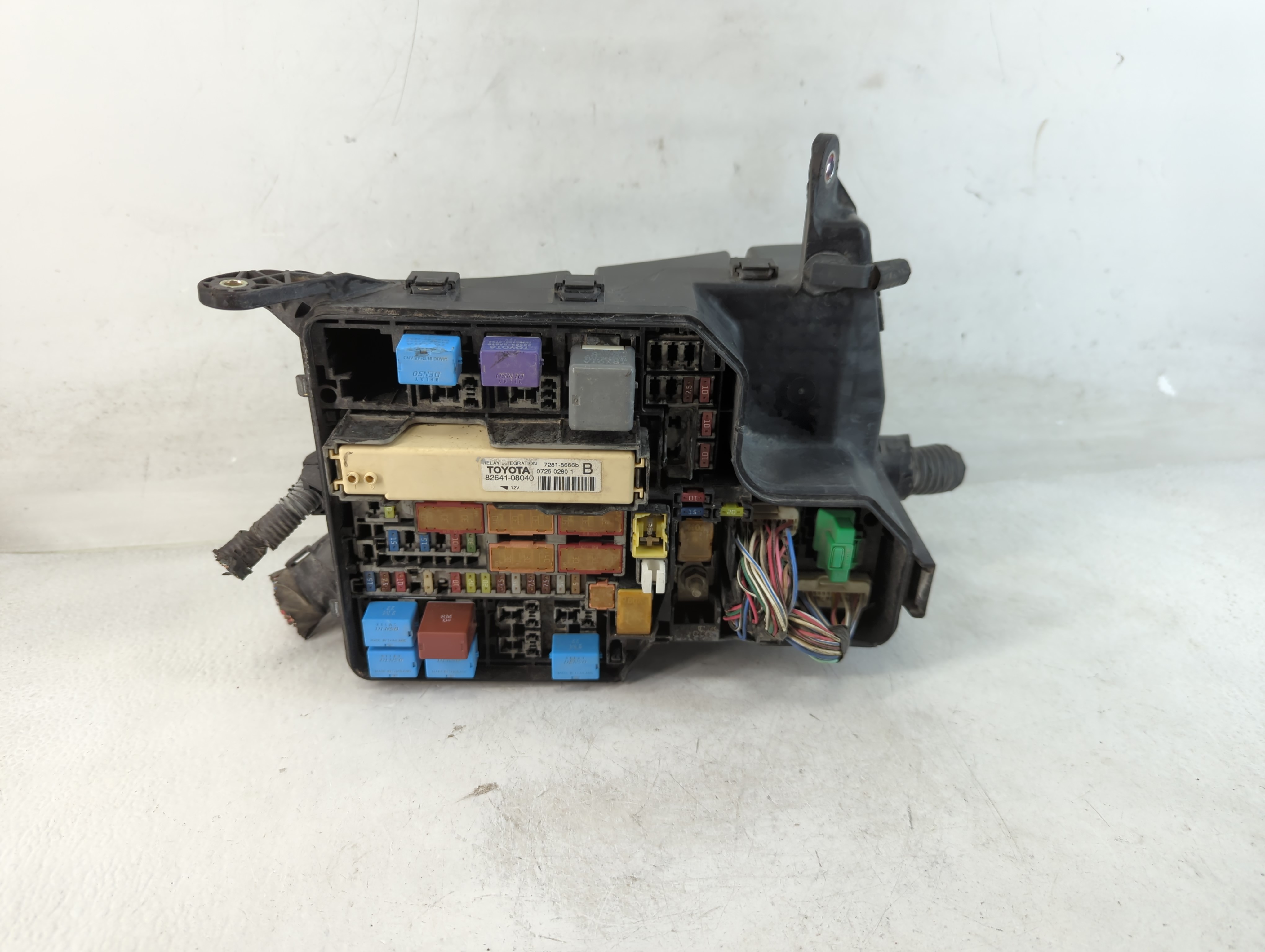 Picture of 2011-2011 Toyota Sienna Fusebox Fuse Box Relay Module 82641-08040 842363