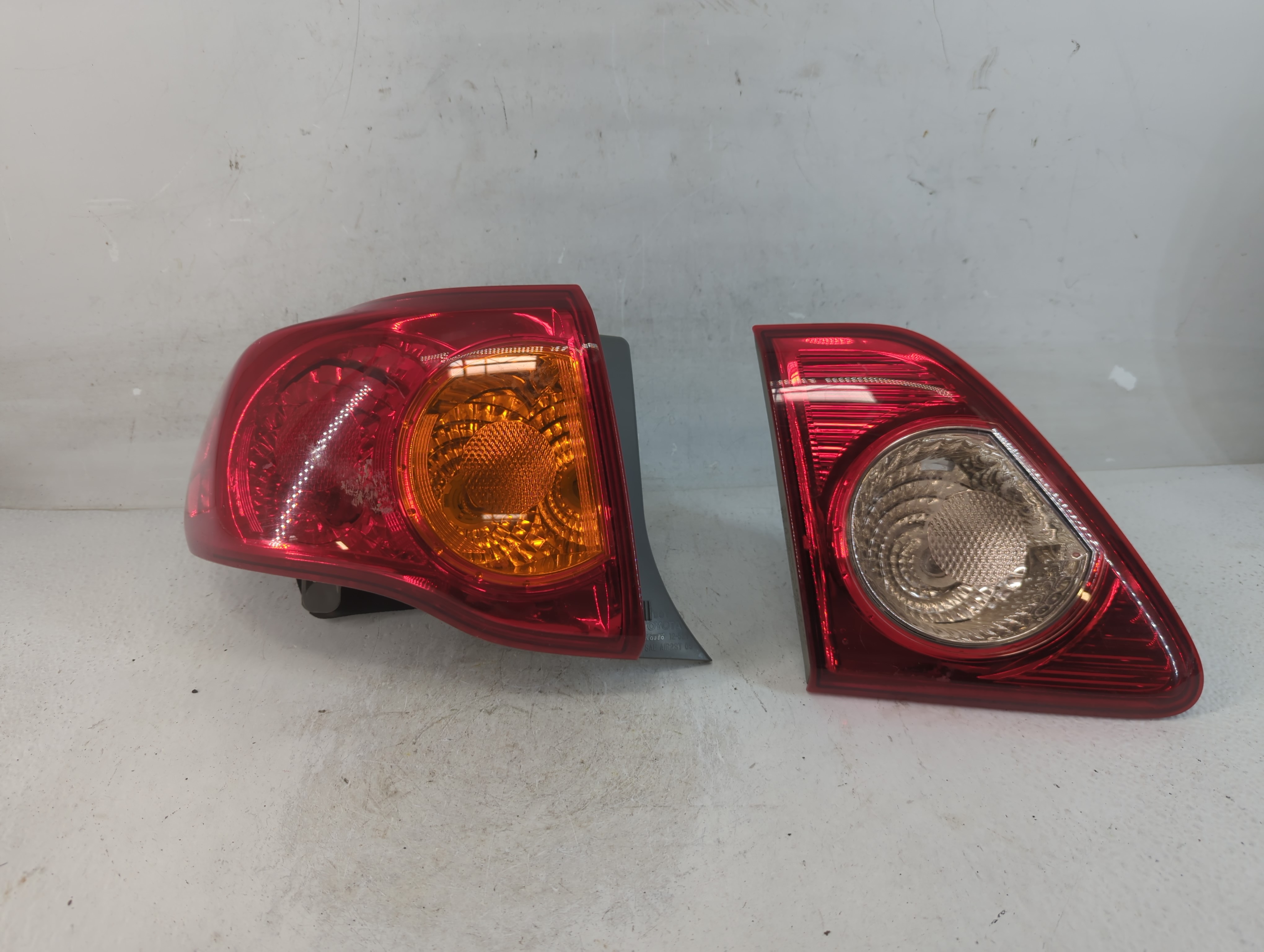 Picture of 2009-2010 Toyota Corolla Driver Left Side Tail Light Taillight Oem 843714