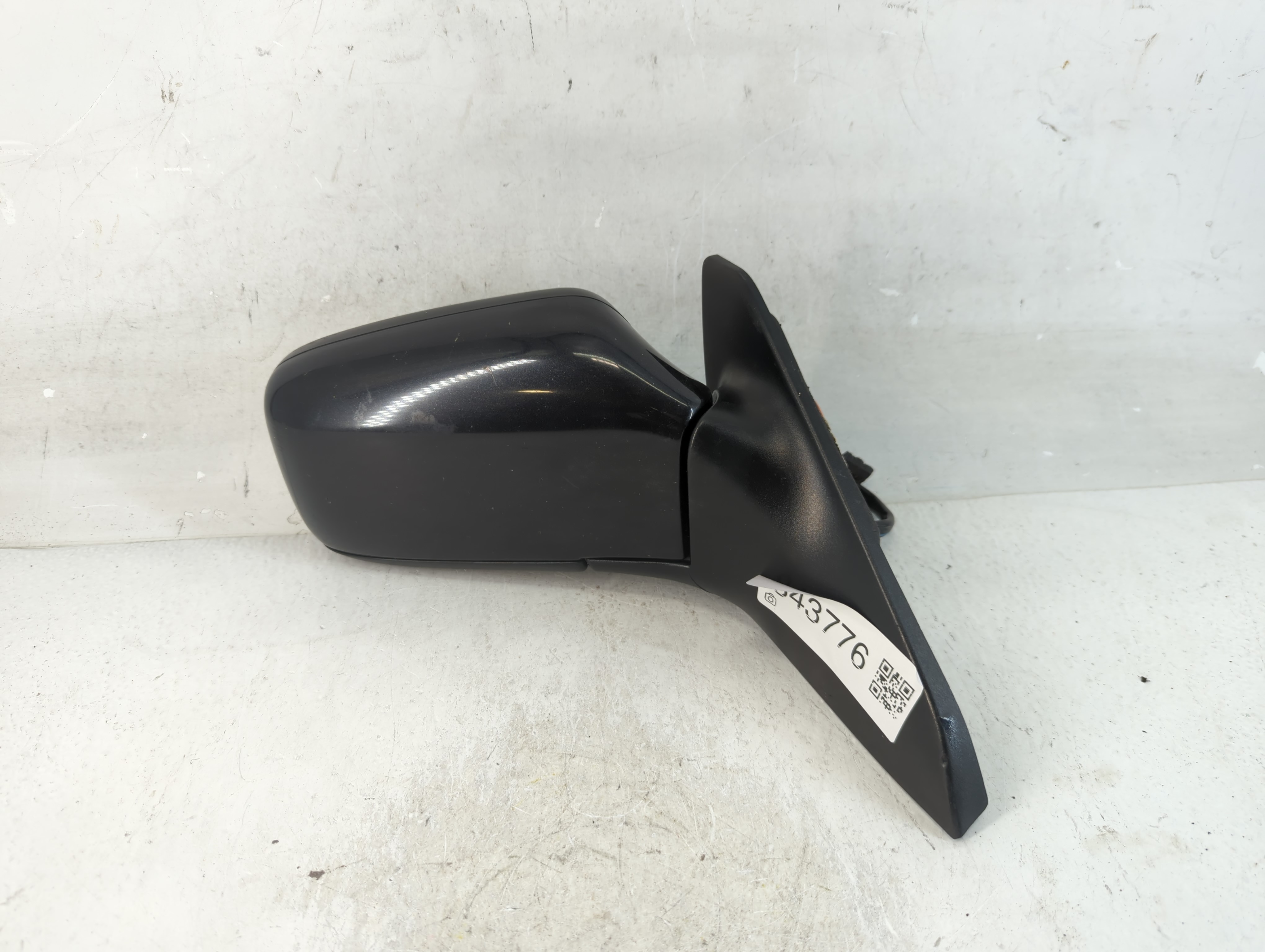 2000-2004 Volvo V40 Passenger Right Side View Manual Door Mirror Black 843776 - Oemusedautoparts1.com
