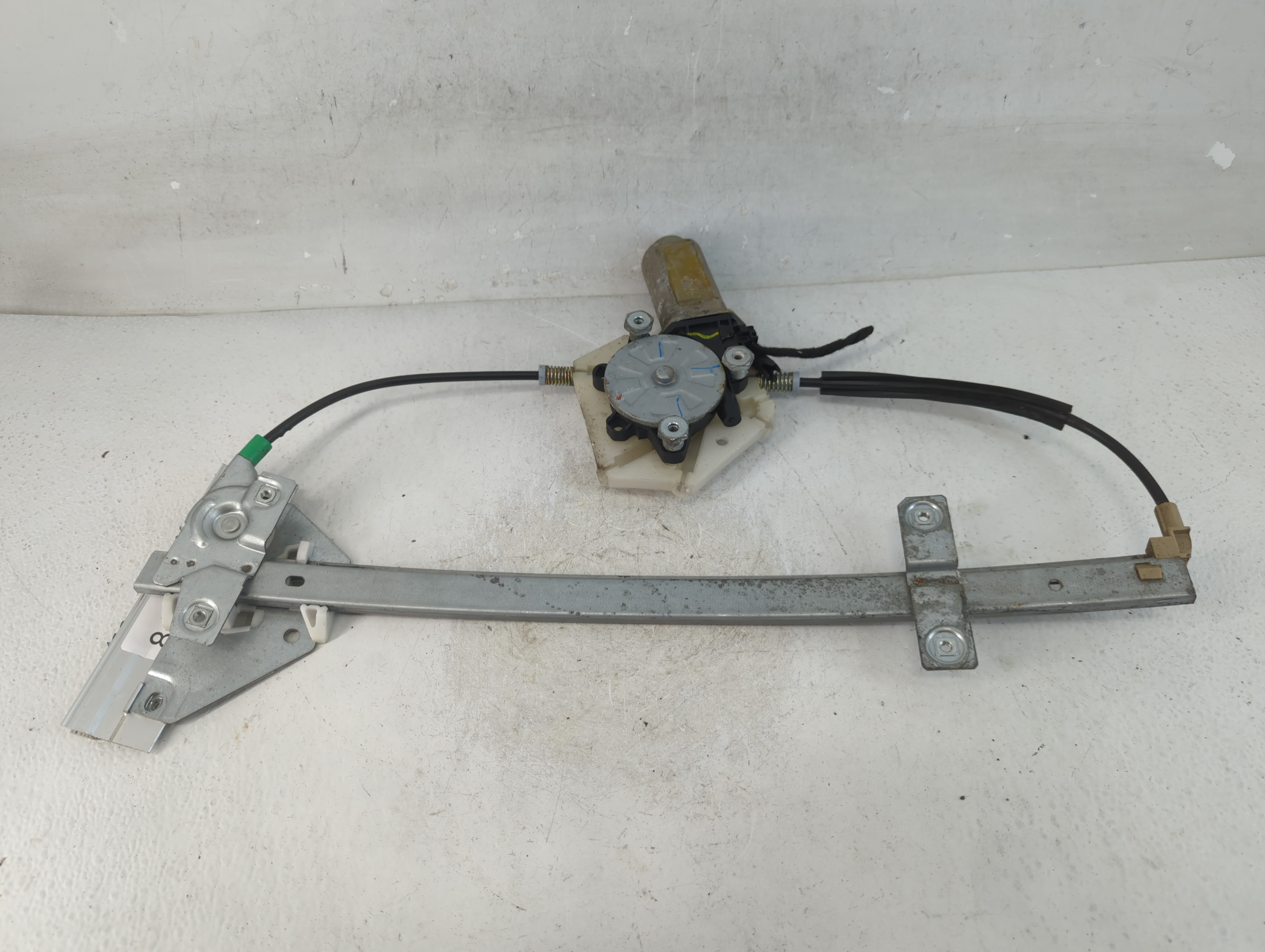2000-2004 Volvo V40 Driver Left Front Window Regulator 843797 - Oemusedautoparts1.com