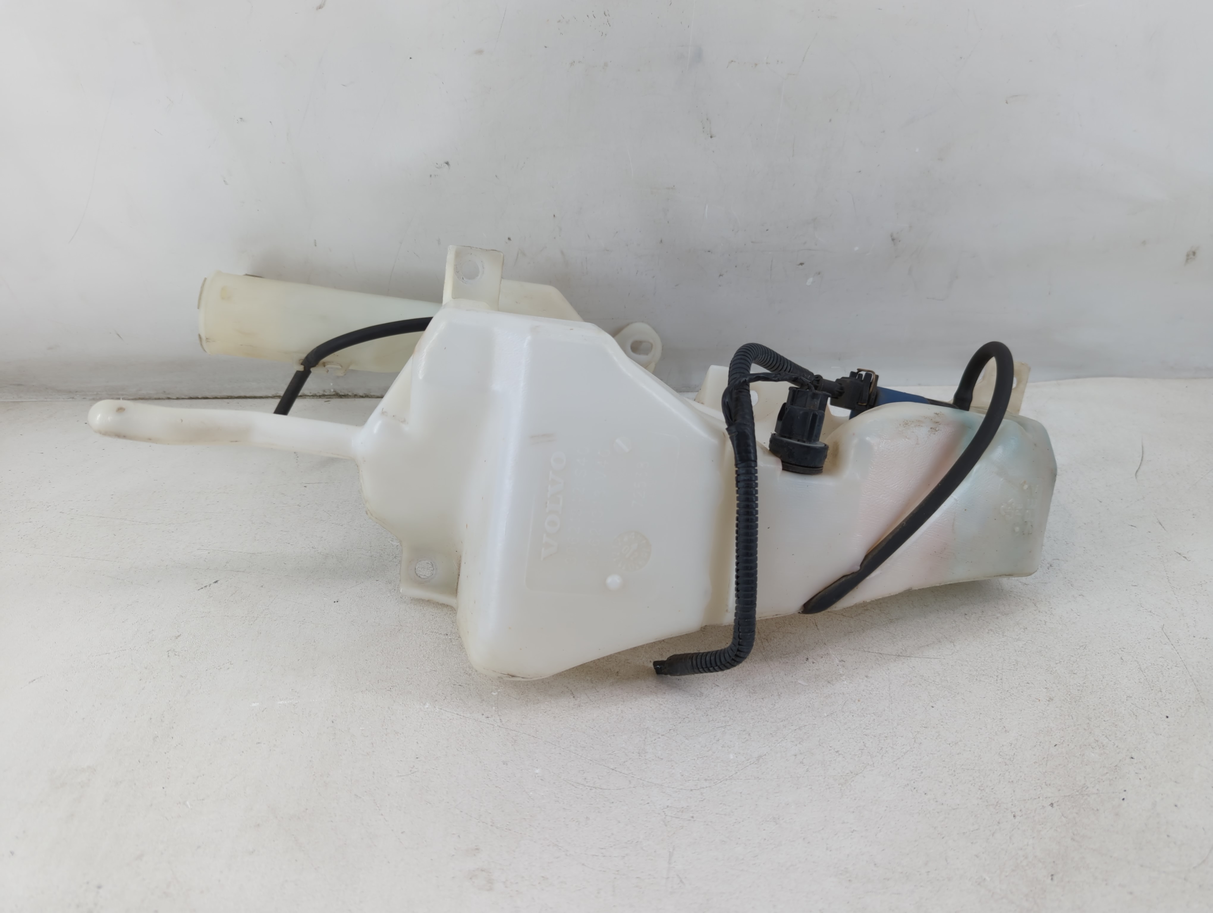 Volvo V40 Windshield Washer Fluid Reservoir Bottle Oem 843804 - Oemusedautoparts1.com