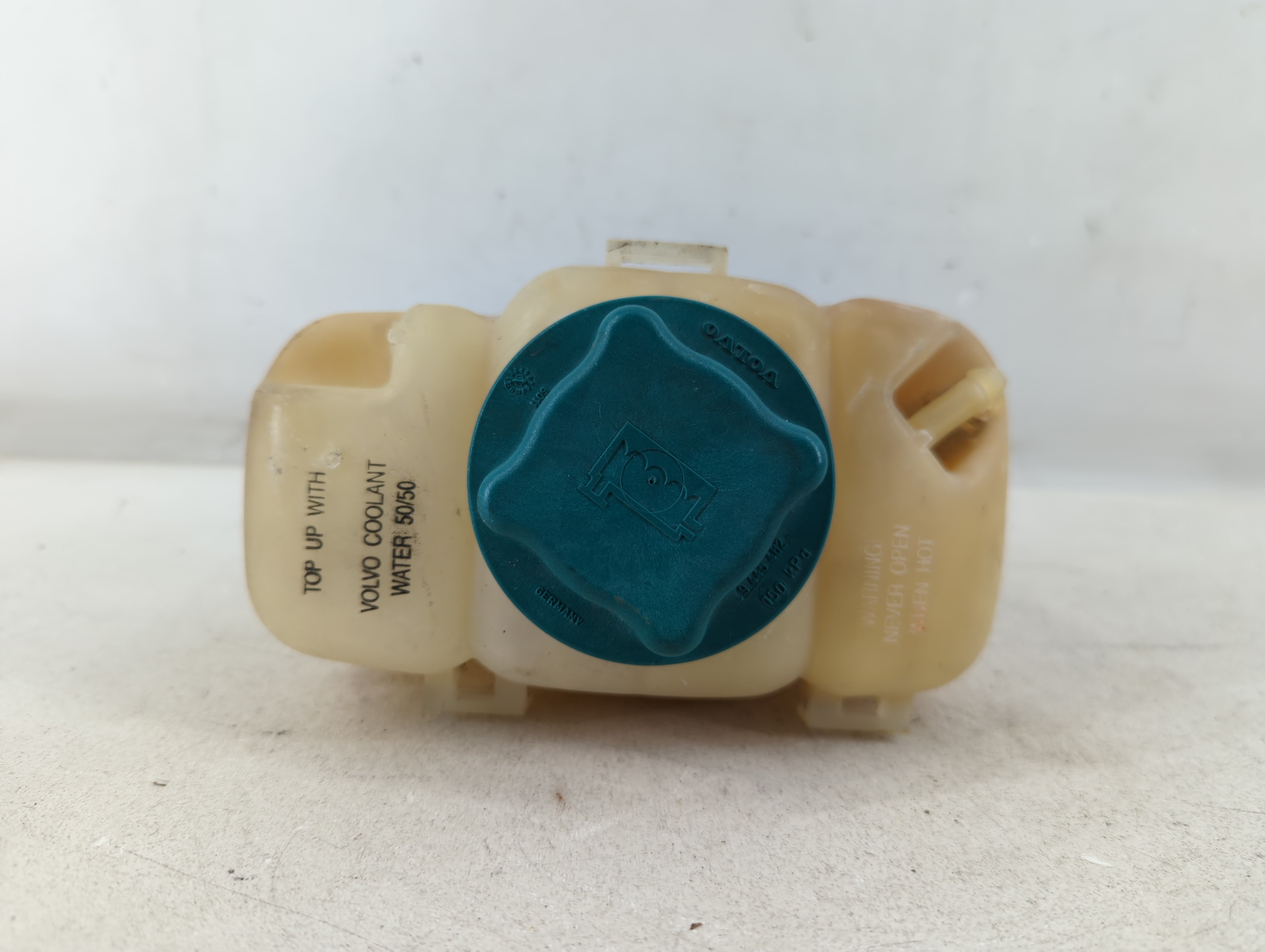 2000-2004 Volvo V40 Radiator Coolant Overflow Expansion Tank Bottle 843805 - Oemusedautoparts1.com