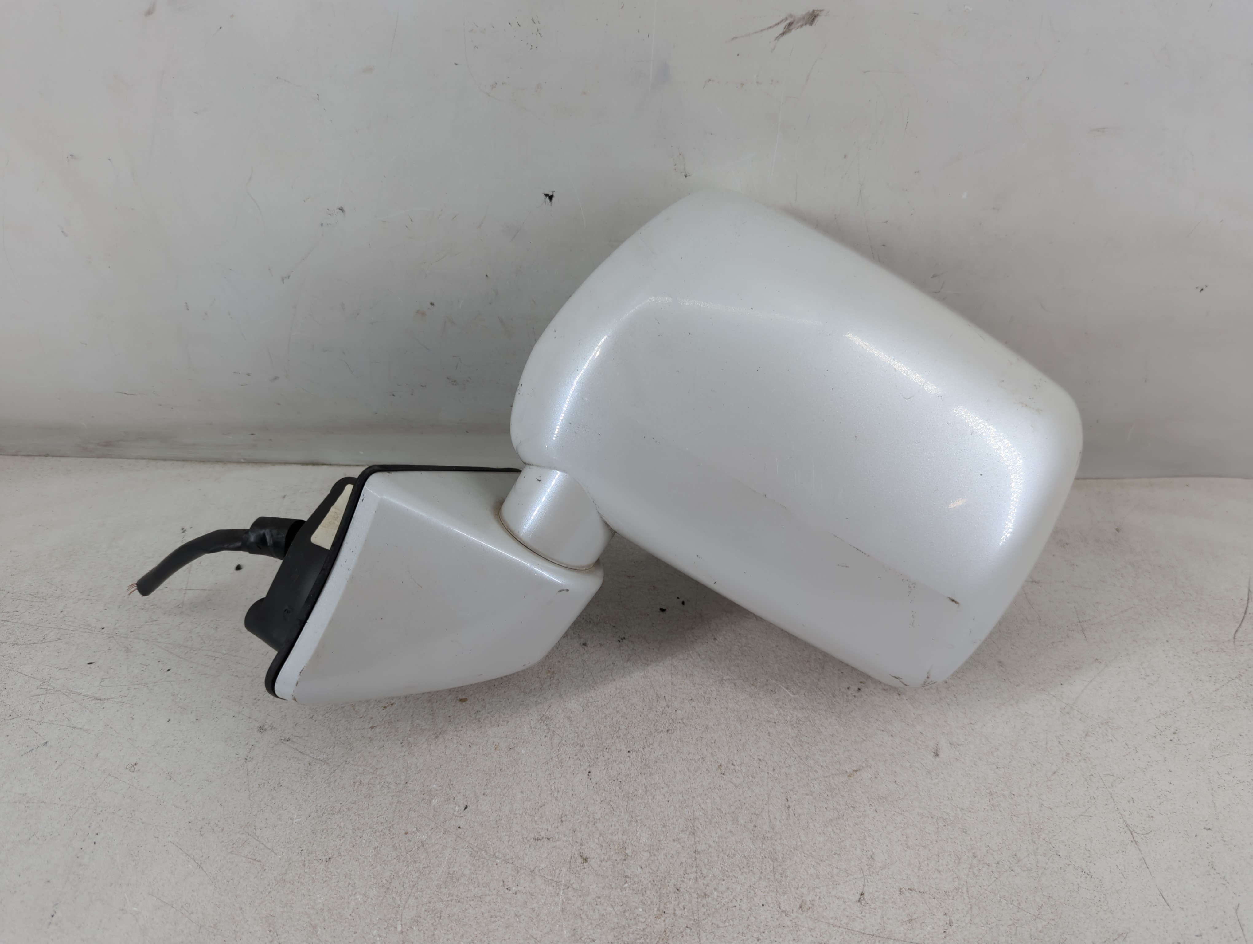 Picture of 2004-2011 Mitsubishi Endeavor Driver Left Side View Manual Door Mirror 843913